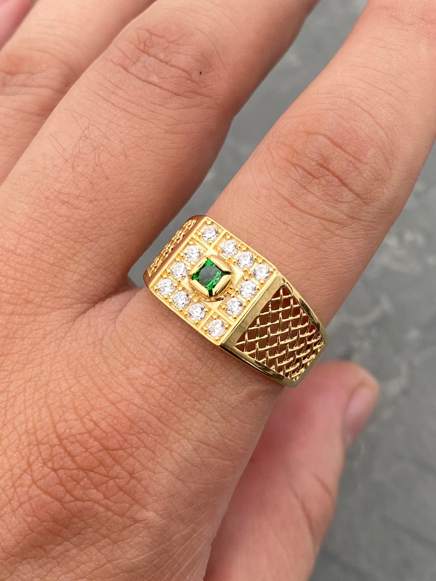 Anillo con Swarovski Blanco y Verde 5.6gr / Talla 10 1/2 — Oro Amarillo