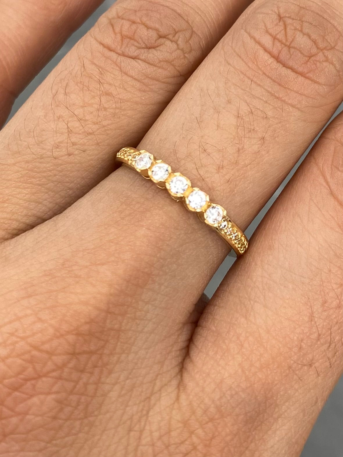 Anillo con Swarovski Blanco 1.95gr / Talla 5 3/4 — Oro Amarillo