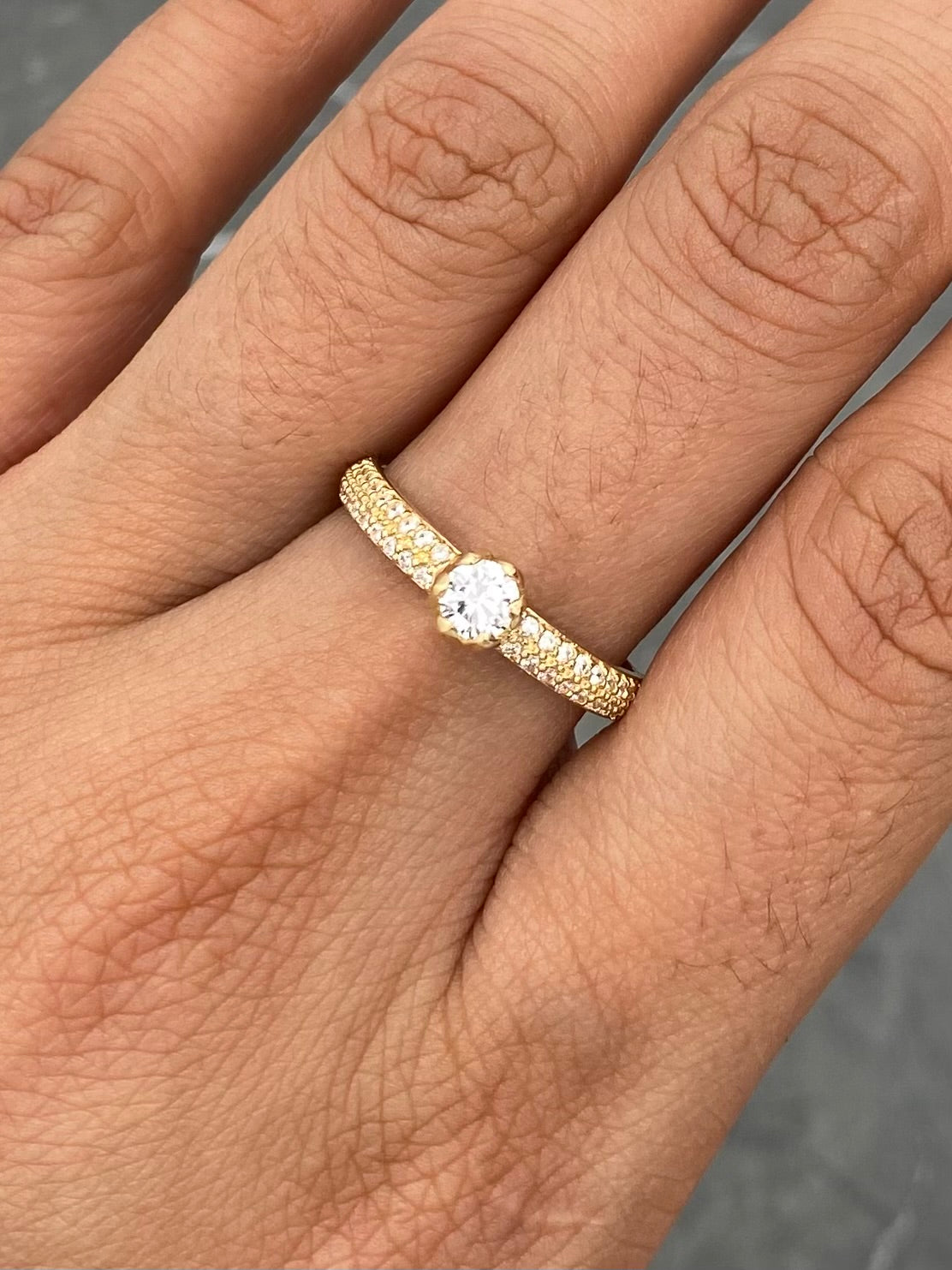 Solitario con Swarovski Blanco 1.7gr / Talla 7 1/4 — Oro Amarillo