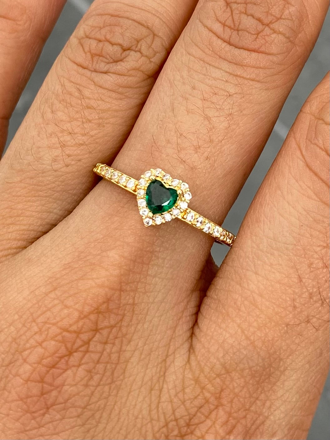Anillo Corazon con Swarovski Verde y Blanco 2gr / Talla 7 — Oro Amarillo