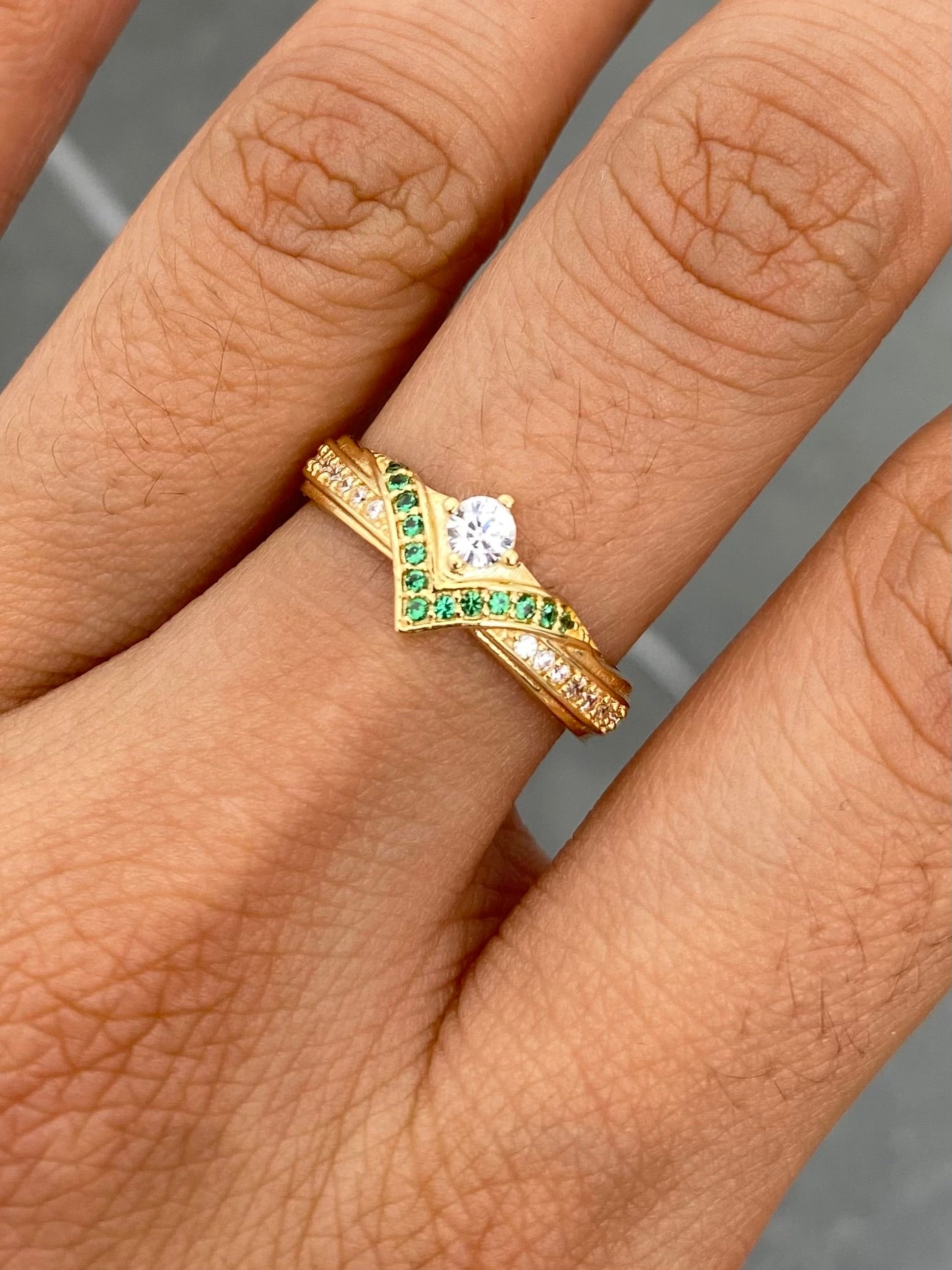 Anillo con Swarovski Verde y Blanco 2.5gr / Talla 6 — Oro Amarillo