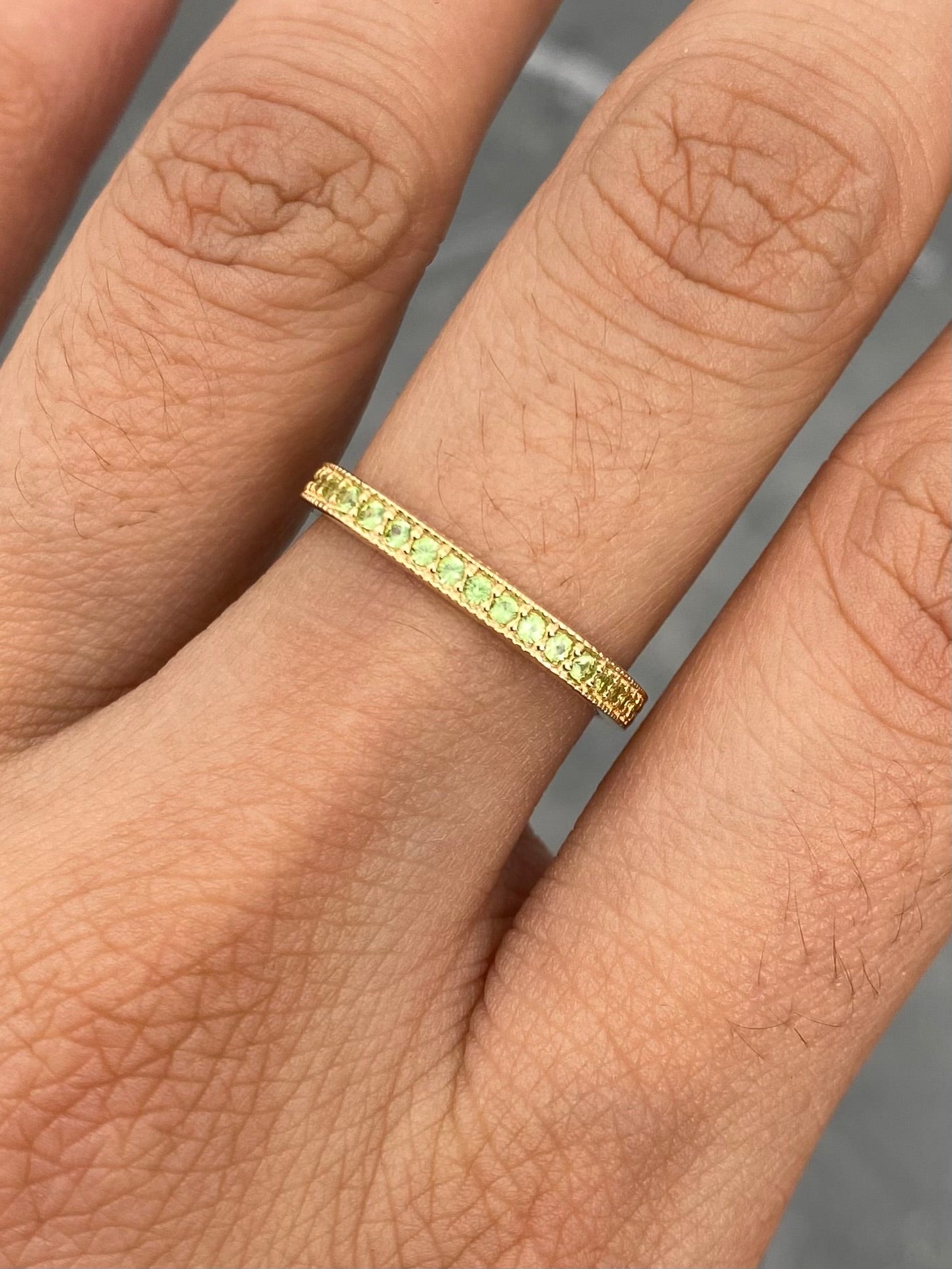 Anillo con Swarovski Verde 2.25gr / Talla 6 — Oro Amarillo