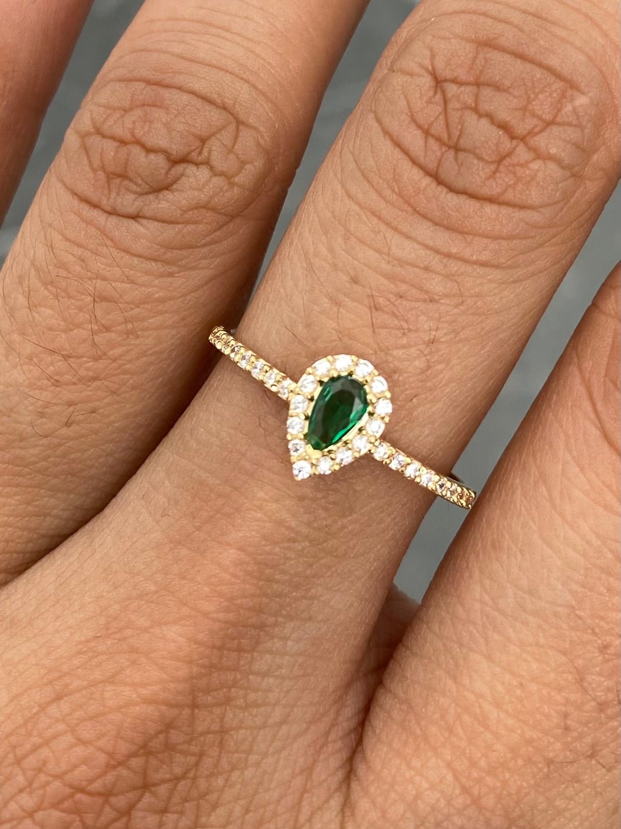 Anillo Gota con Swarovski Verde y Blanco 1.3gr / Talla 7 1/4 — Oro Amarillo