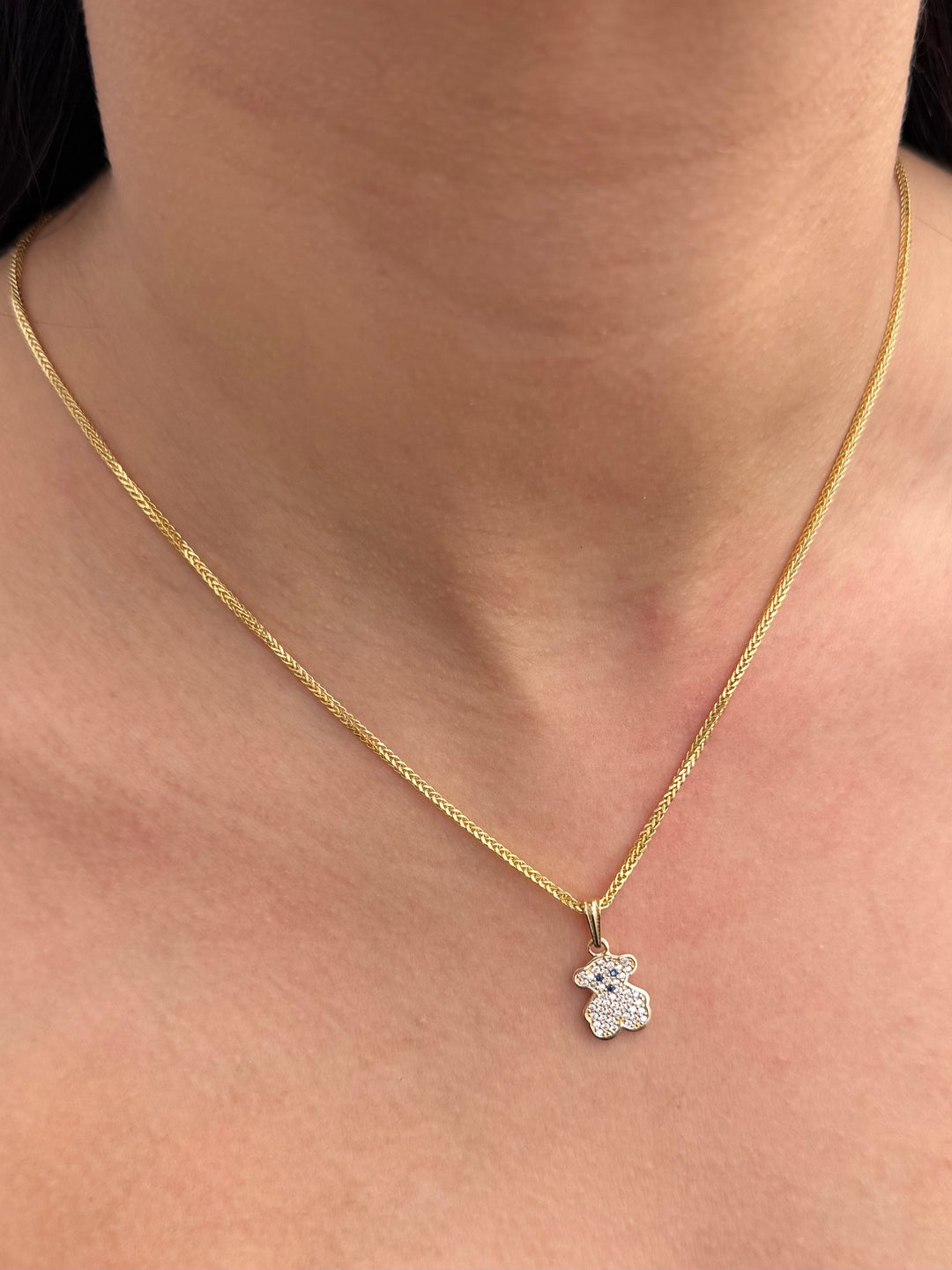Dije Oso Th con Swarovski Azul y Blanco 1.35gr / 2cm / 9mm — Oro Amarillo