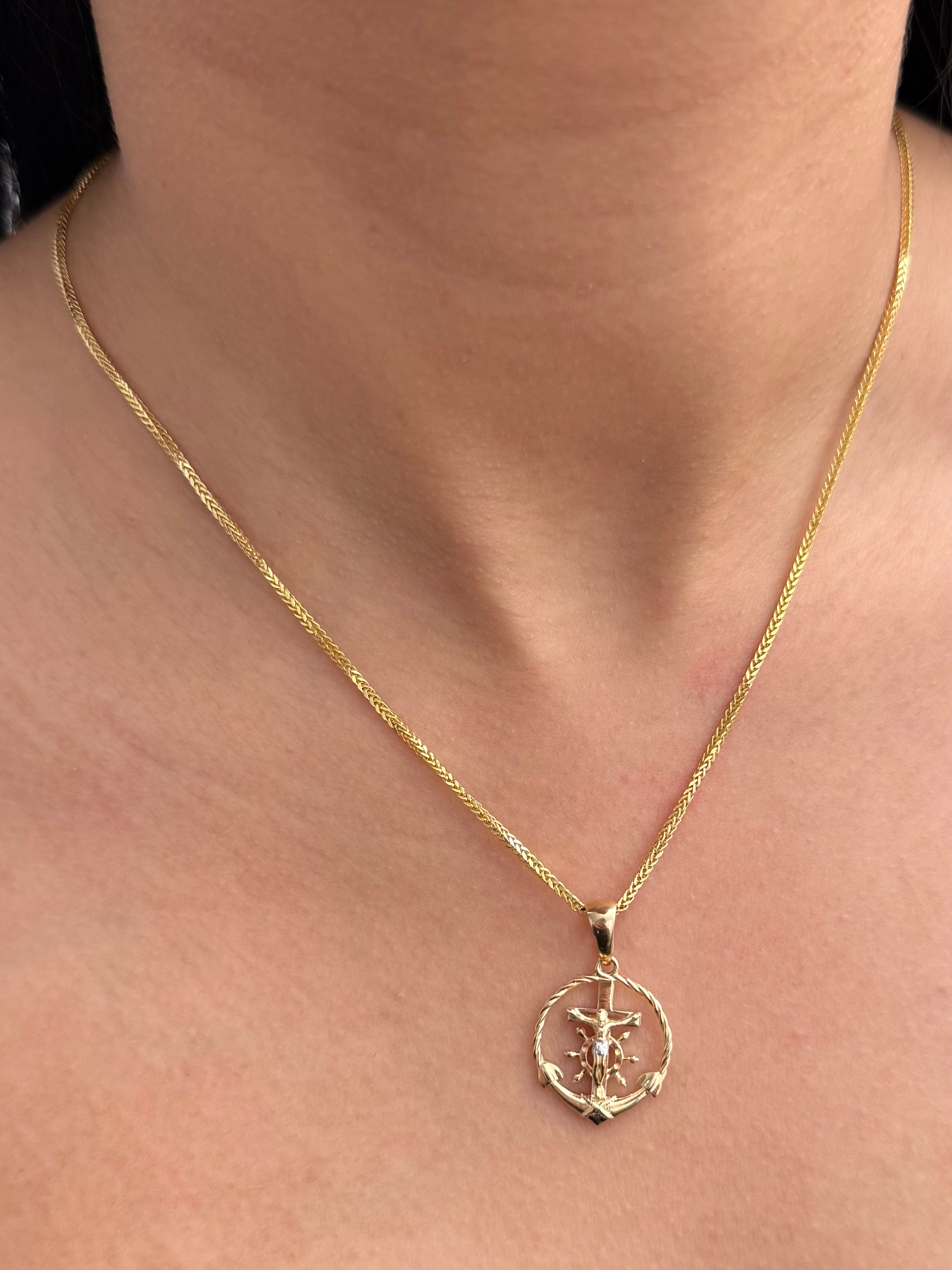 Dije Ancla con Cristo 2.8gr / 3cm / 18.7mm — Oro Amarillo