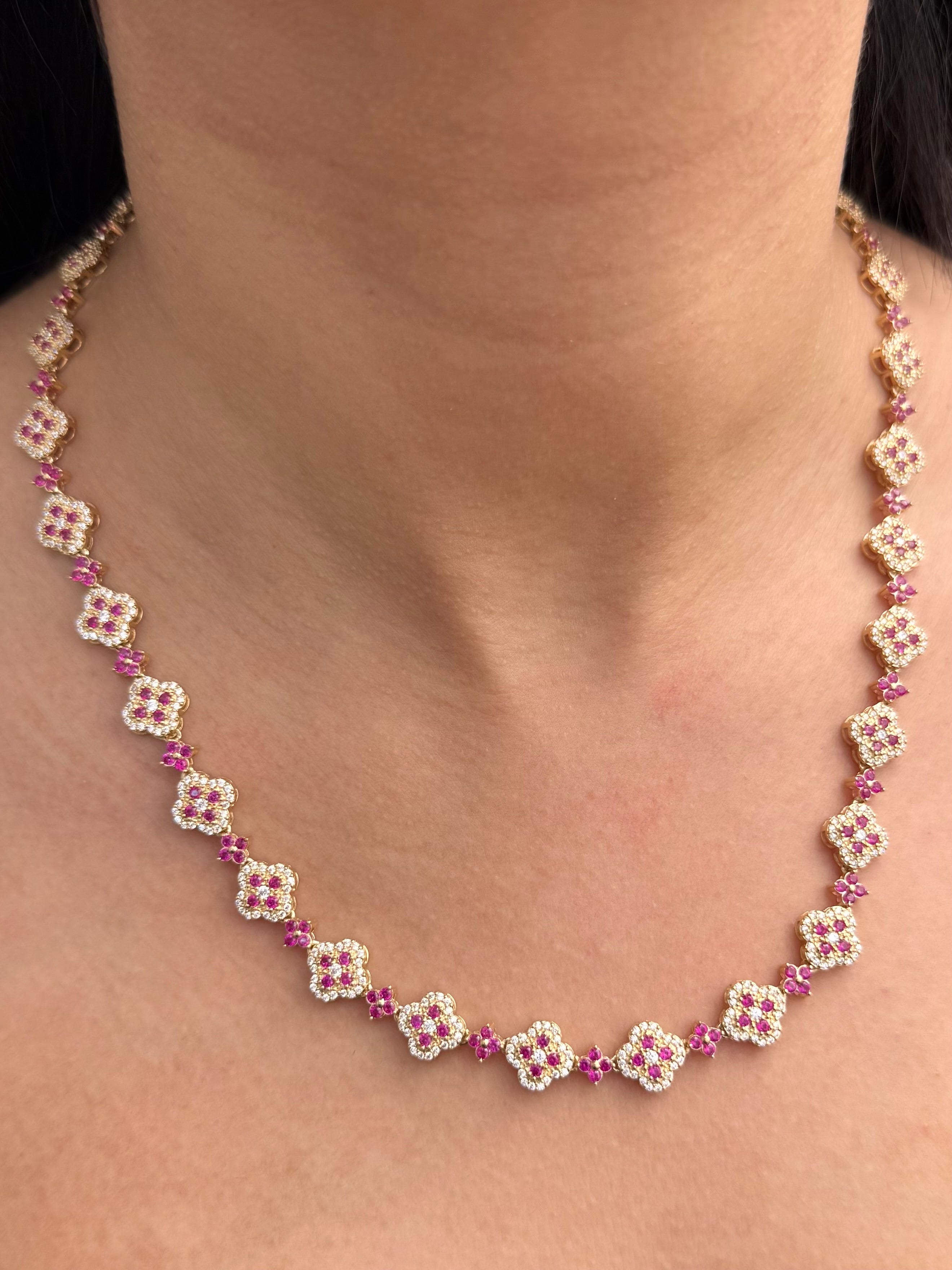 Cadena Lucky Clover con Swarovski Fucsia y Blanco 40.8gr / 50cm / 10mm — Oro Amarillo