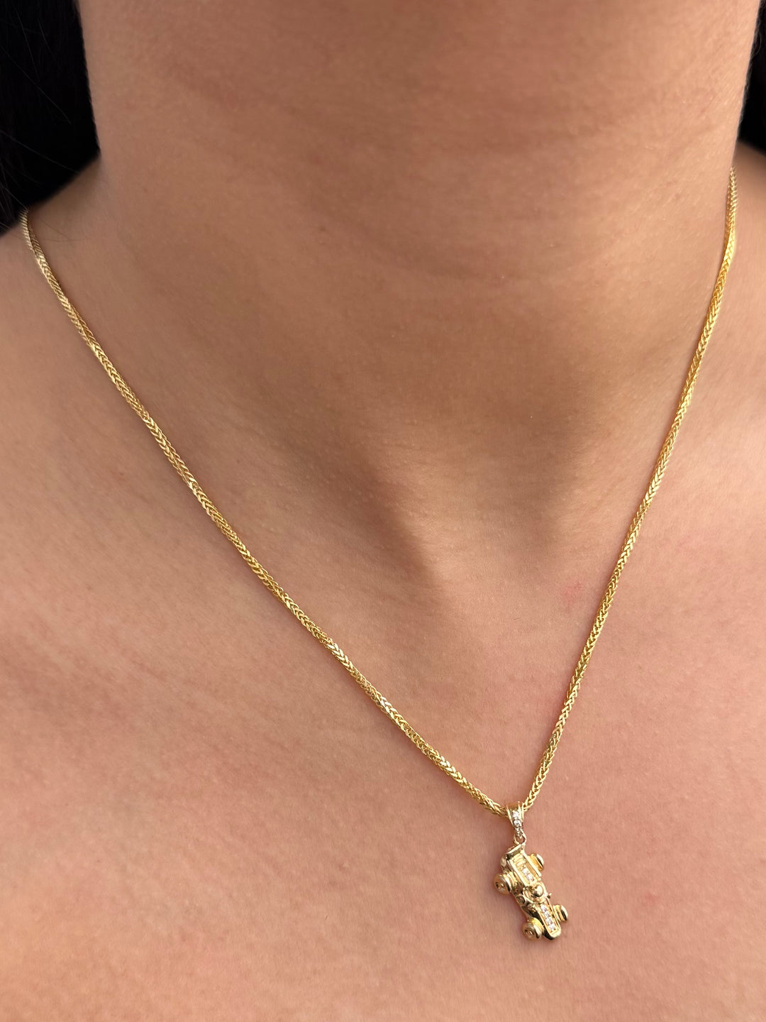 Dije Carro F1 1.55gr / 2.3cm / 8mm — Oro Amarillo