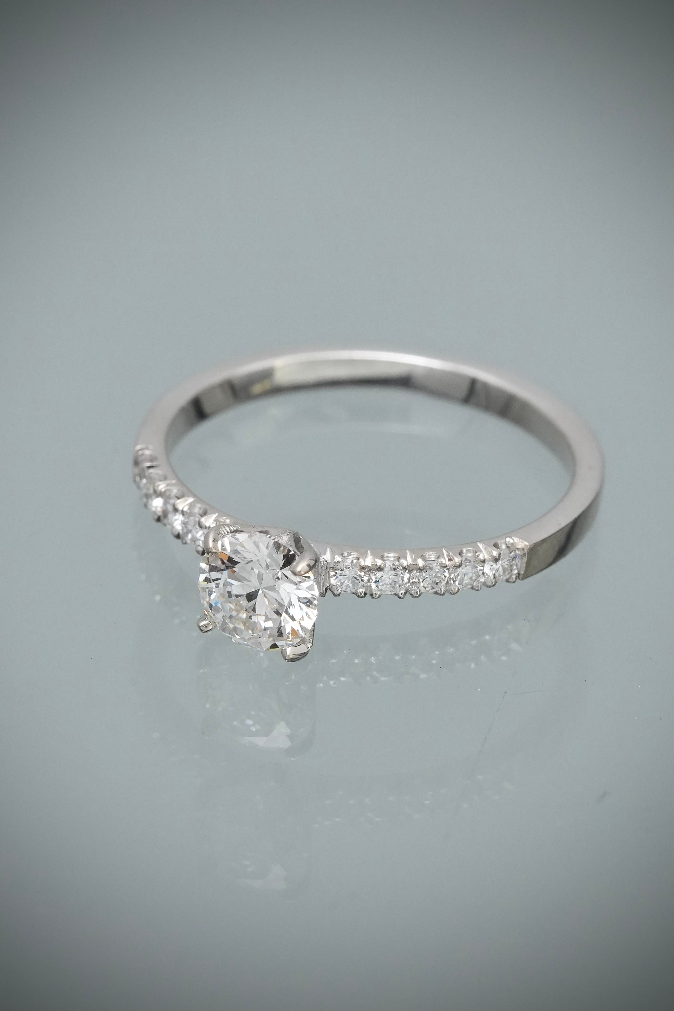 Solitario con 50pts de diamante central y 16pts de diamantes laterales 2gr / TALLA 6 / Oro Blanco (Joya) M