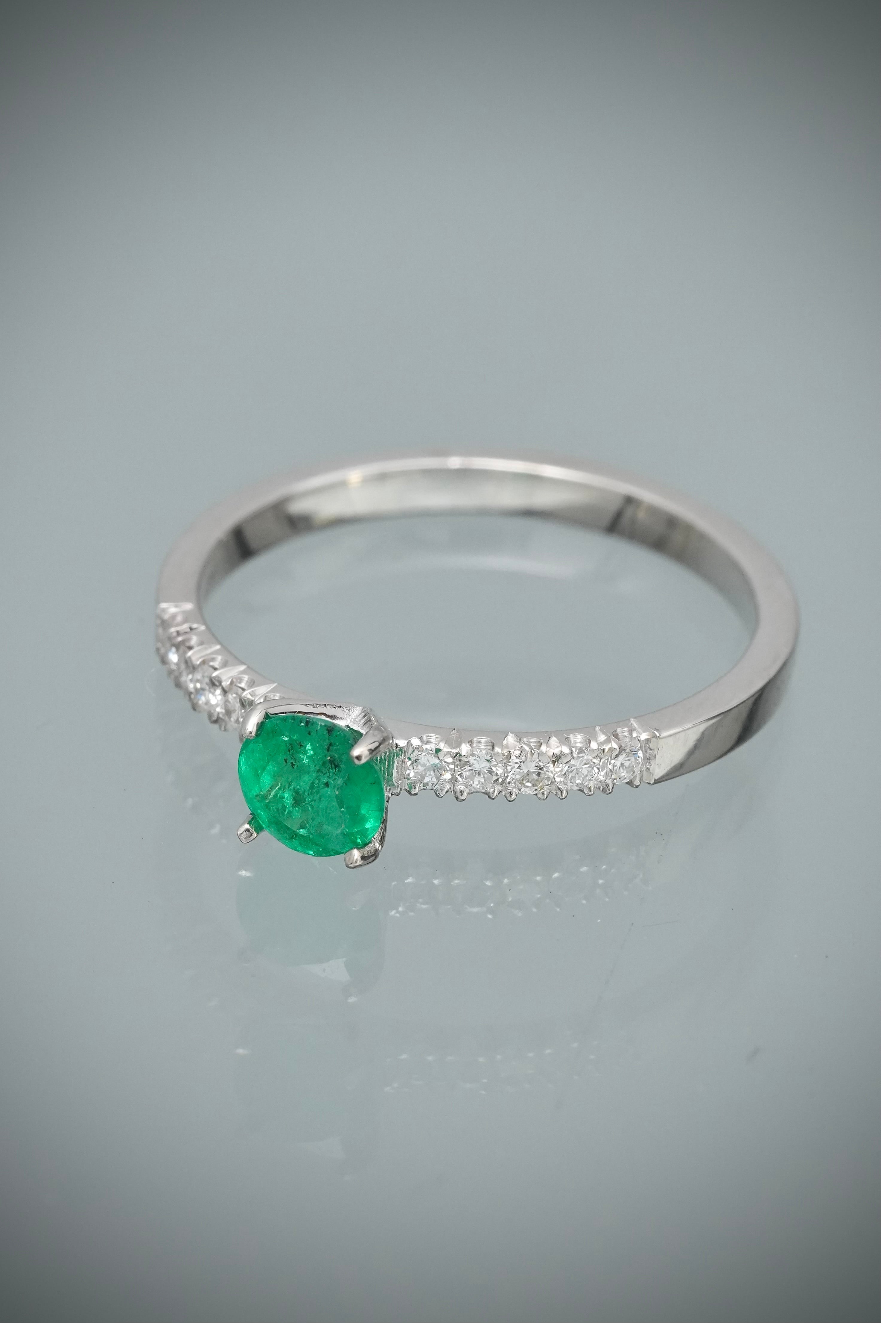 Solitario con 43pts de esmeralda y 16pts de diamantes 2.65gr / TALLA 8 / Oro Blanco (Joya) M