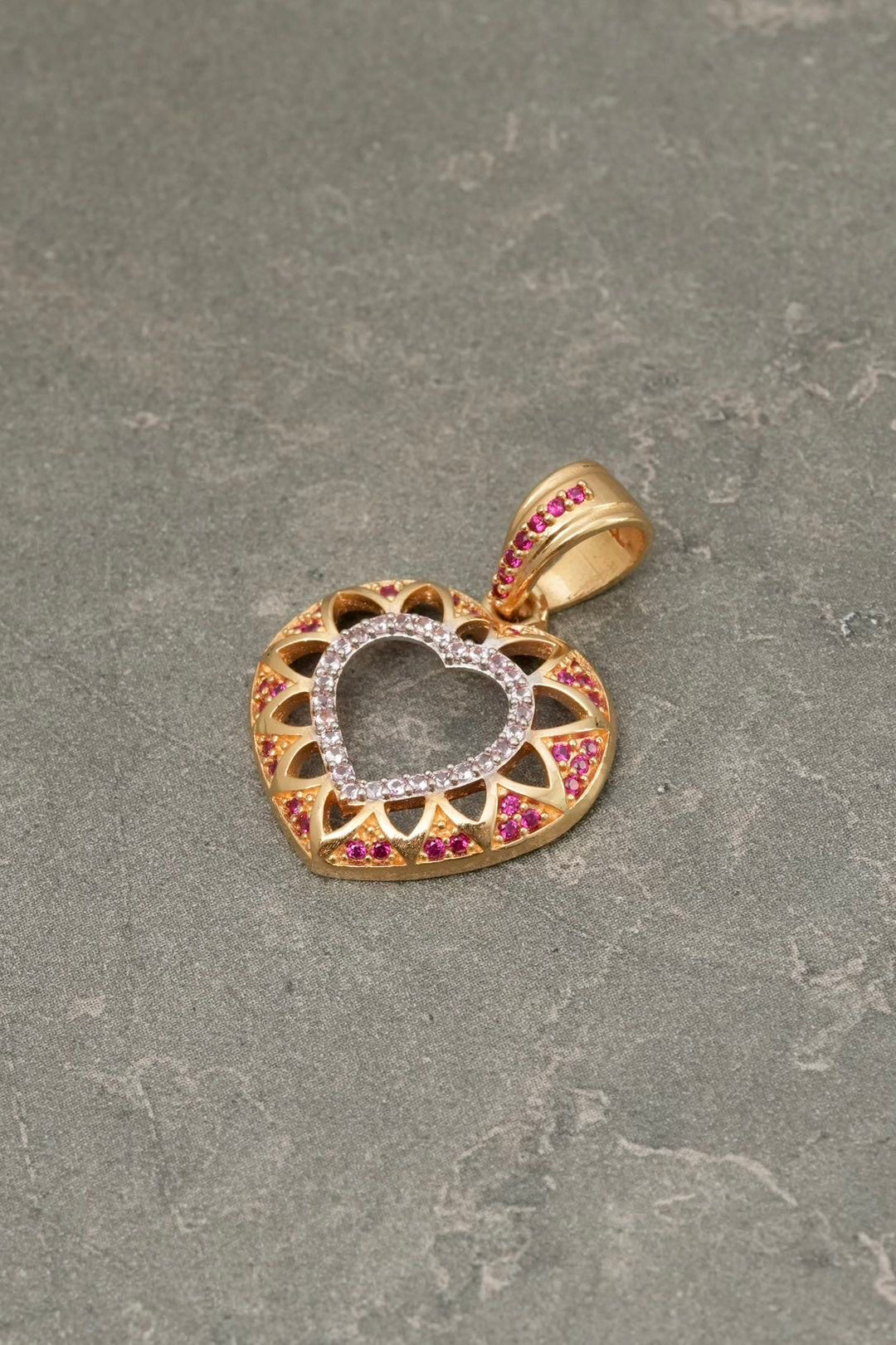 Dije corazon con swarovski fucsia y rosado 3.7gr / Largo 2.6cm — Oro Amarillo