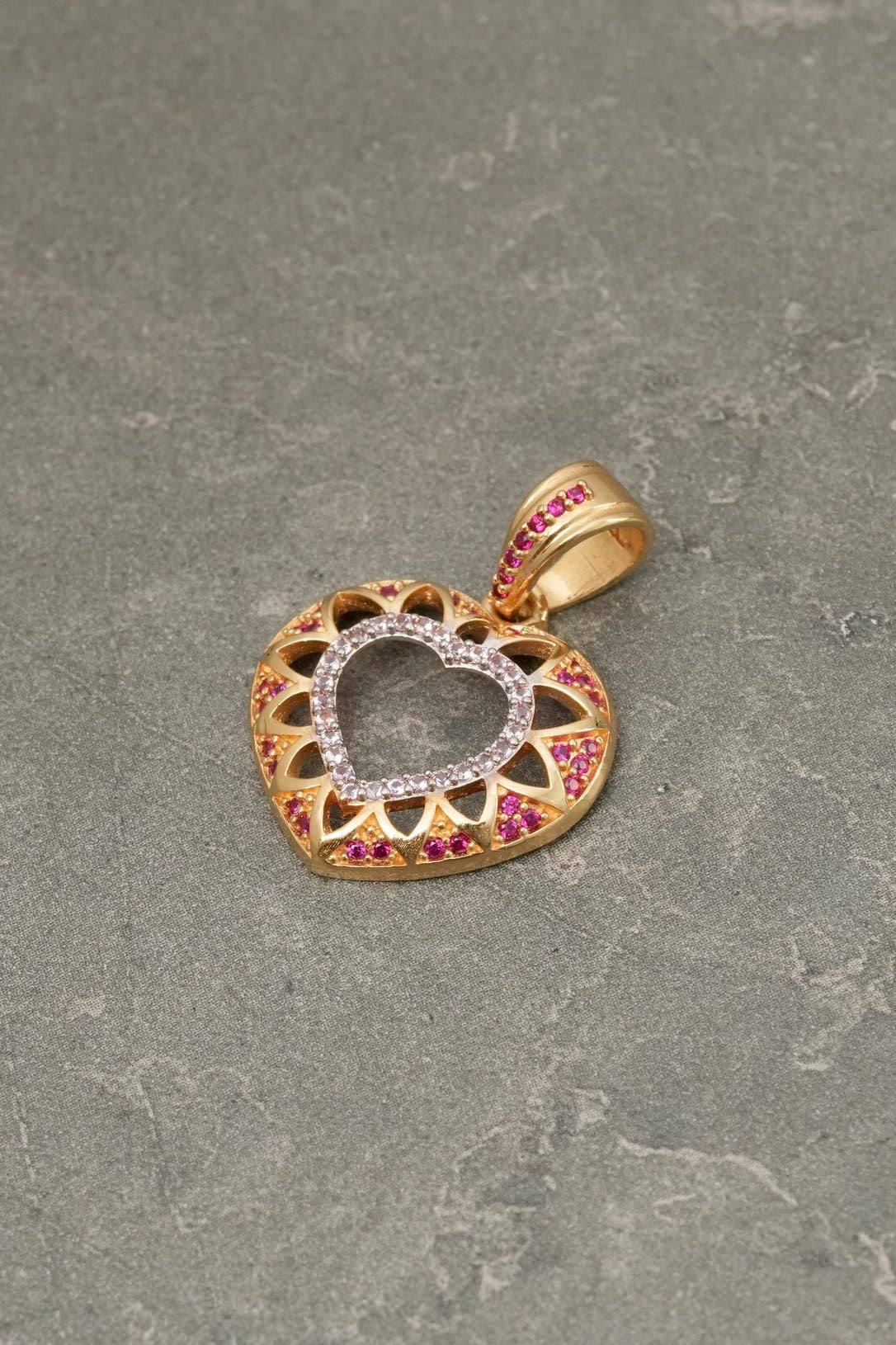 Dije corazon con swarovski fucsia y rosado 3.7gr / Largo 2.6cm / Oro Amarillo Nac B