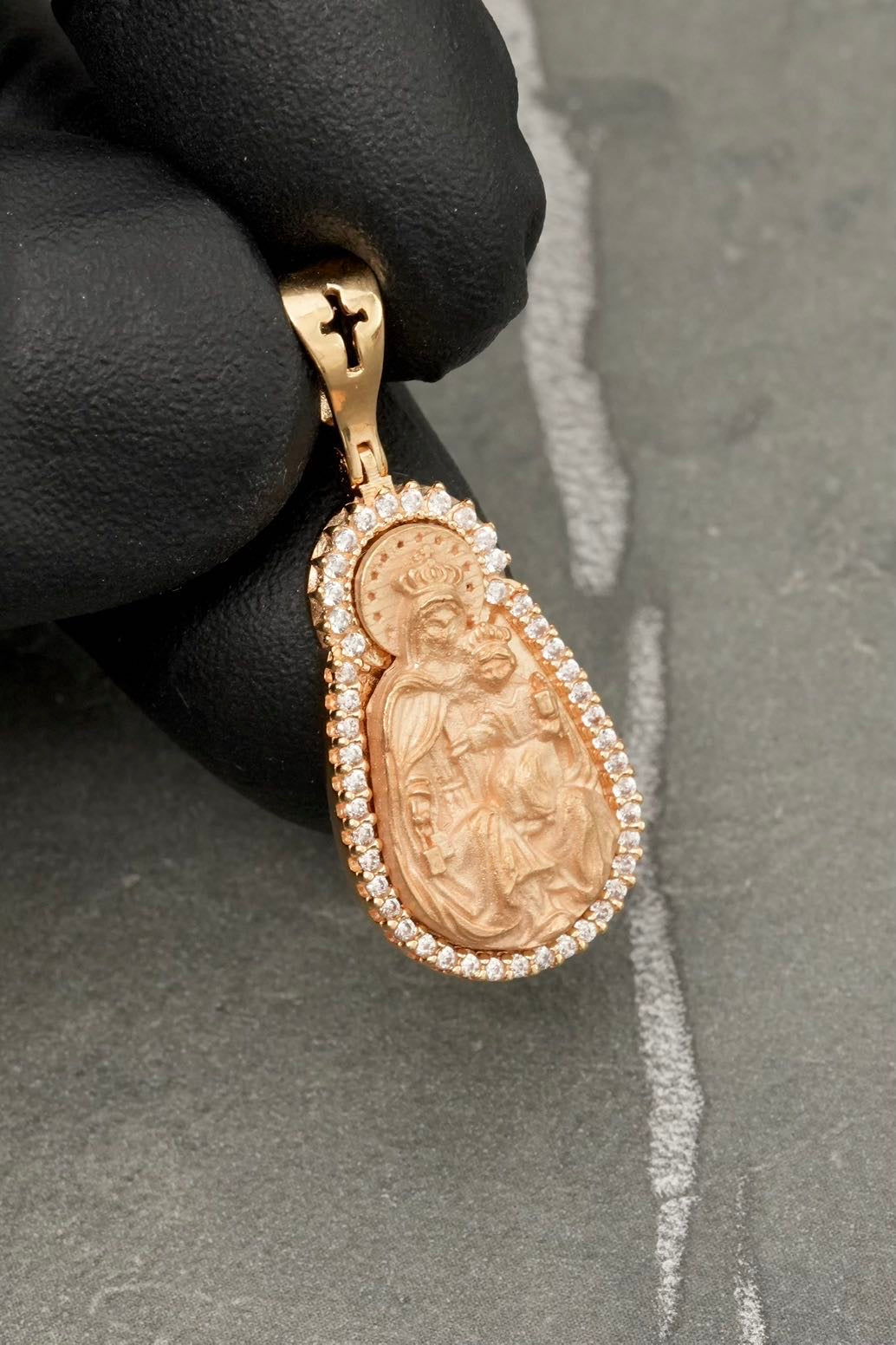 Dije virgen del carmen con swarovski blanco 5.85gr / Largo 3cm — Oro Amarillo