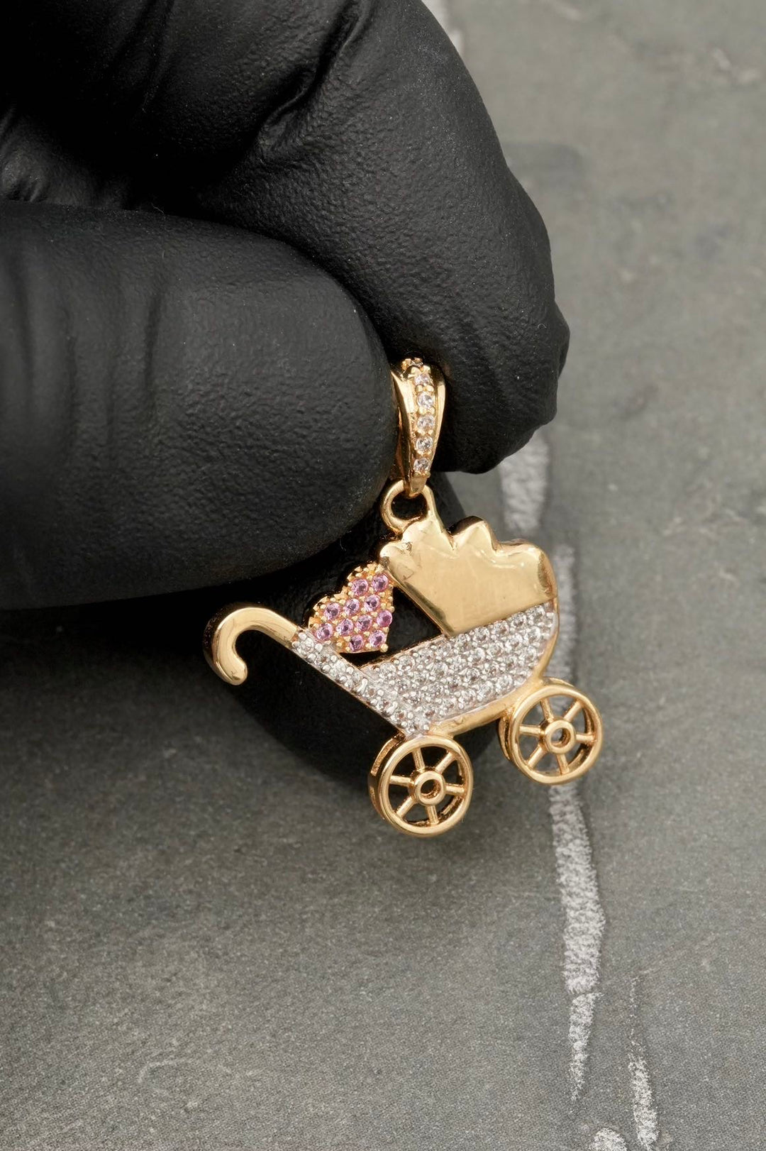 Dije coche de bebe con swarovski 2.85gr / Largo 2.5cm — Oro Amarillo