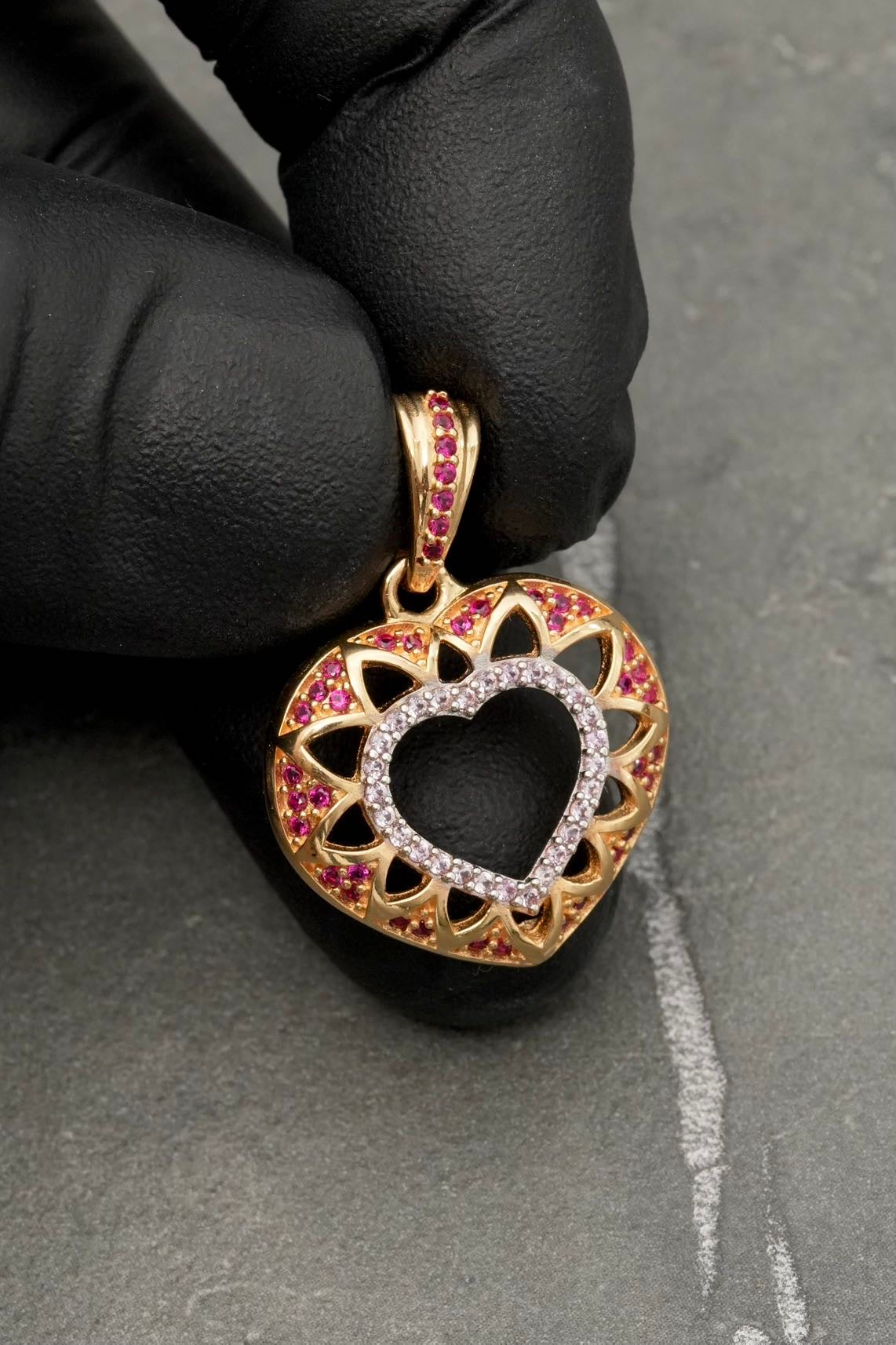 Dije corazon con swarovski fucsia y rosado 3.7gr / Largo 2.6cm / Oro Amarillo Nac B