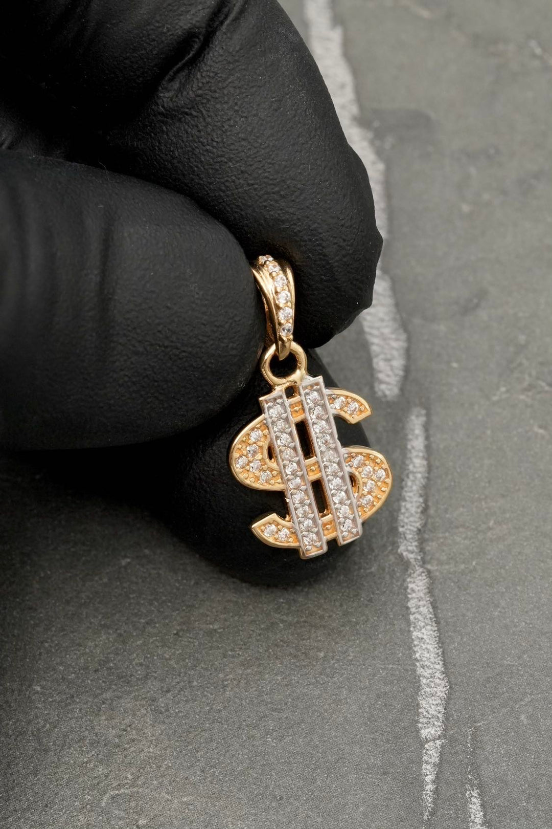 Dije signo peso con swarovski blanco 2.7gr / Largo 3cm — Oro Amarillo