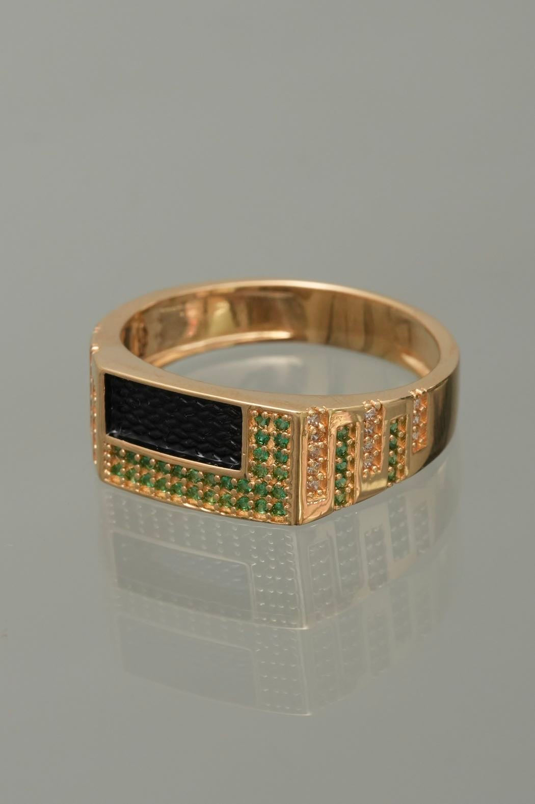 Anillo con swarovski verde y blanco 6.9gr / TALLA 11 / Oro Amarillo Nac B