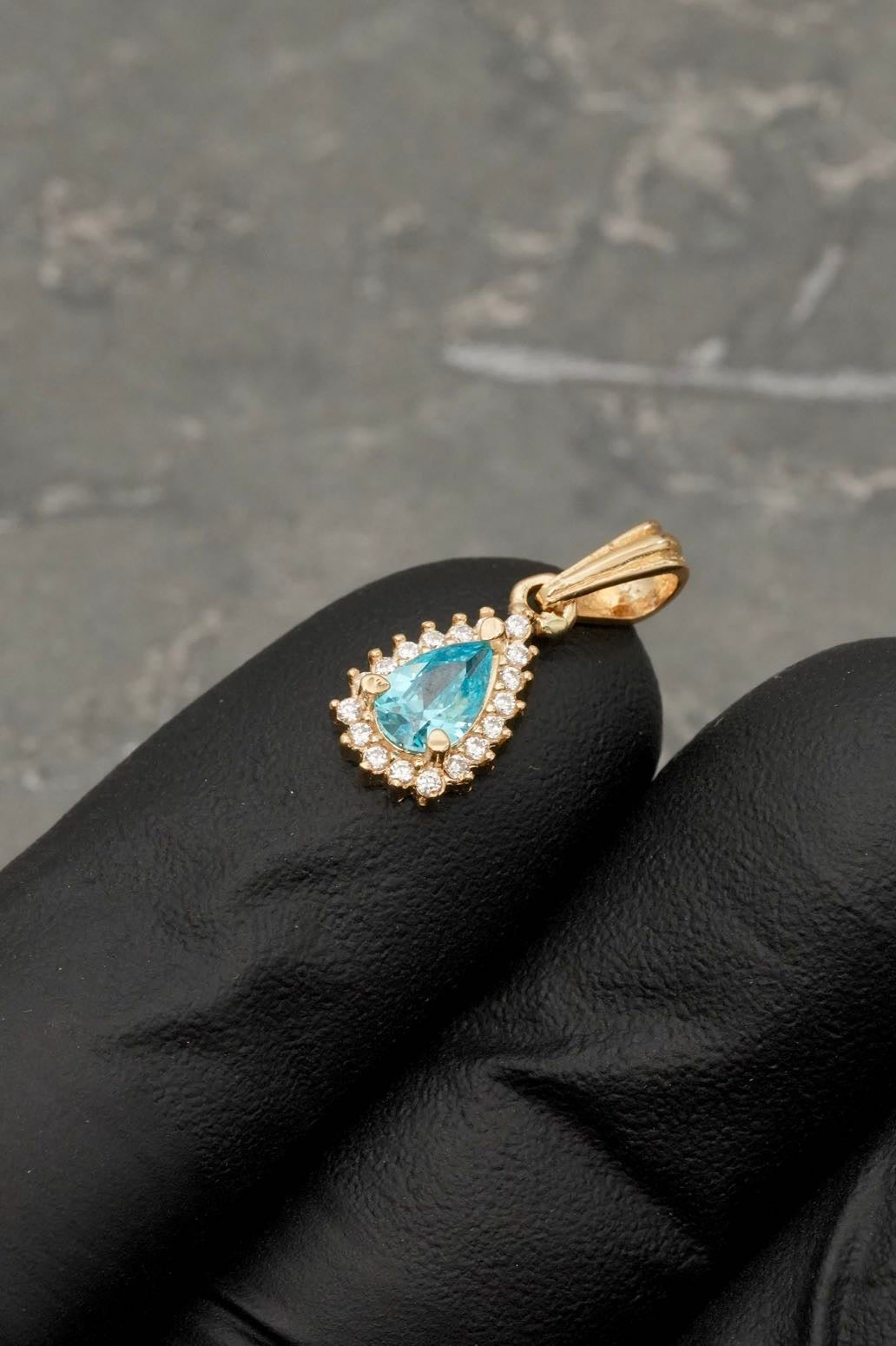Dije gota con swarovski blanco y azul 1.15gr / Largo 1.7cm — Oro Amarillo