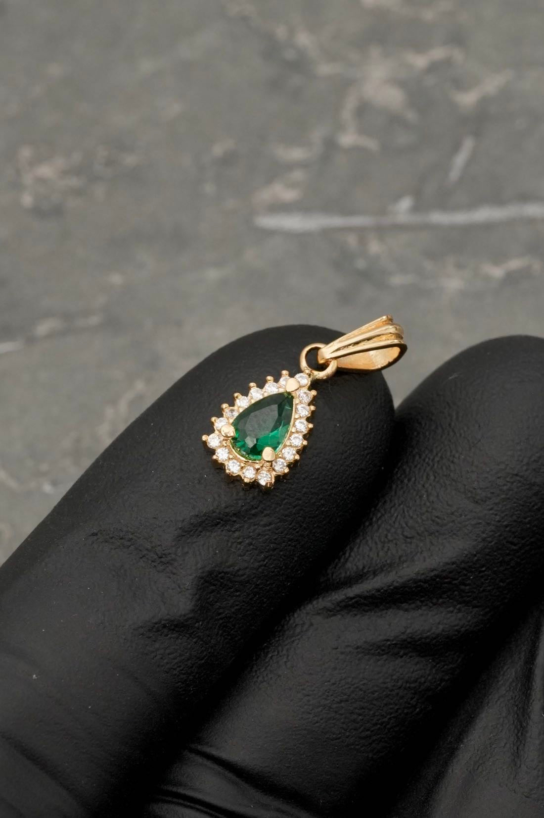 Dije con swarovski verde y blanco 1gr / Largo 1.7cm / Oro Amarillo Nac P