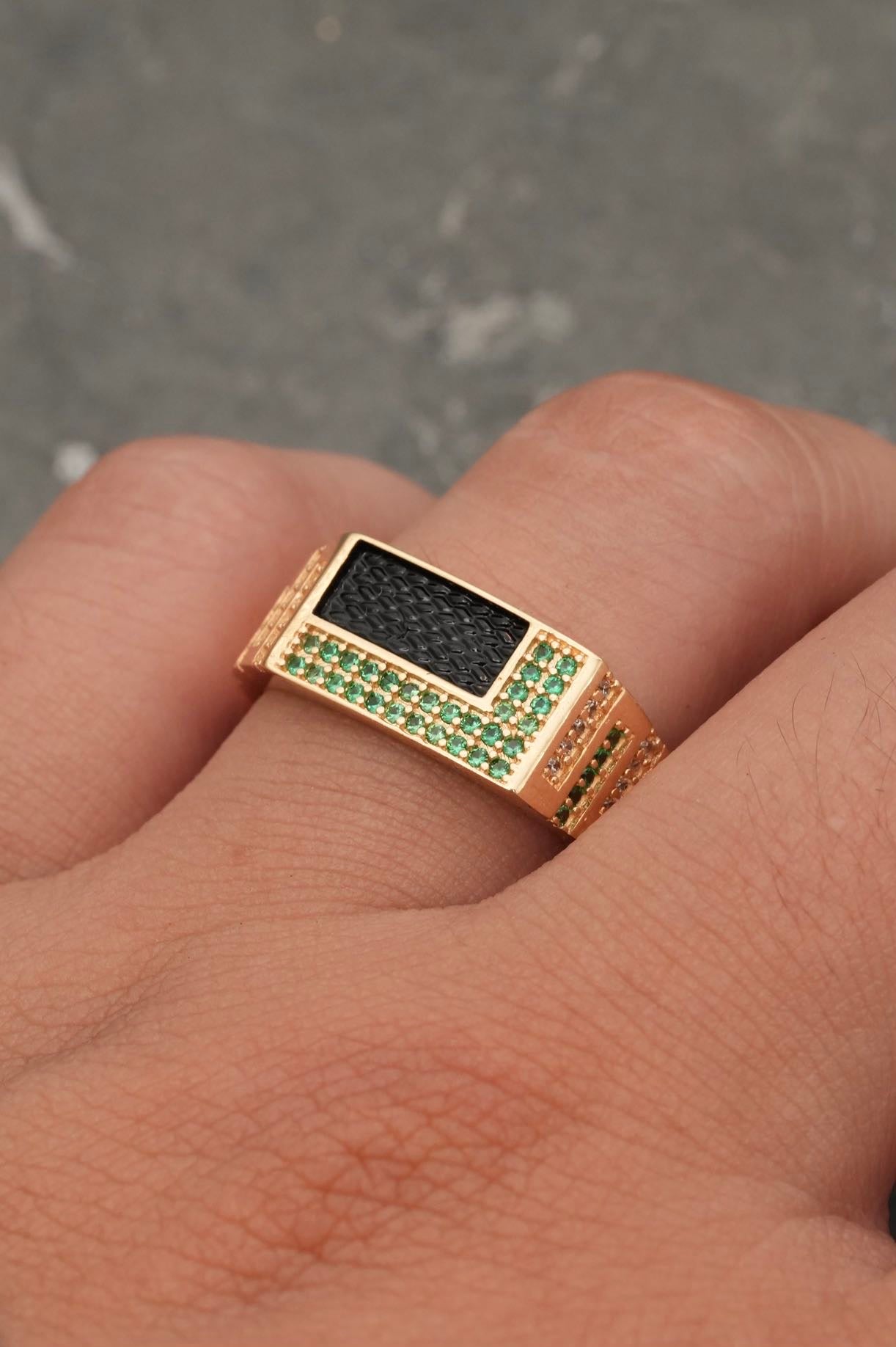 Anillo con swarovski verde y blanco 6.9gr / TALLA 11 / Oro Amarillo Nac B