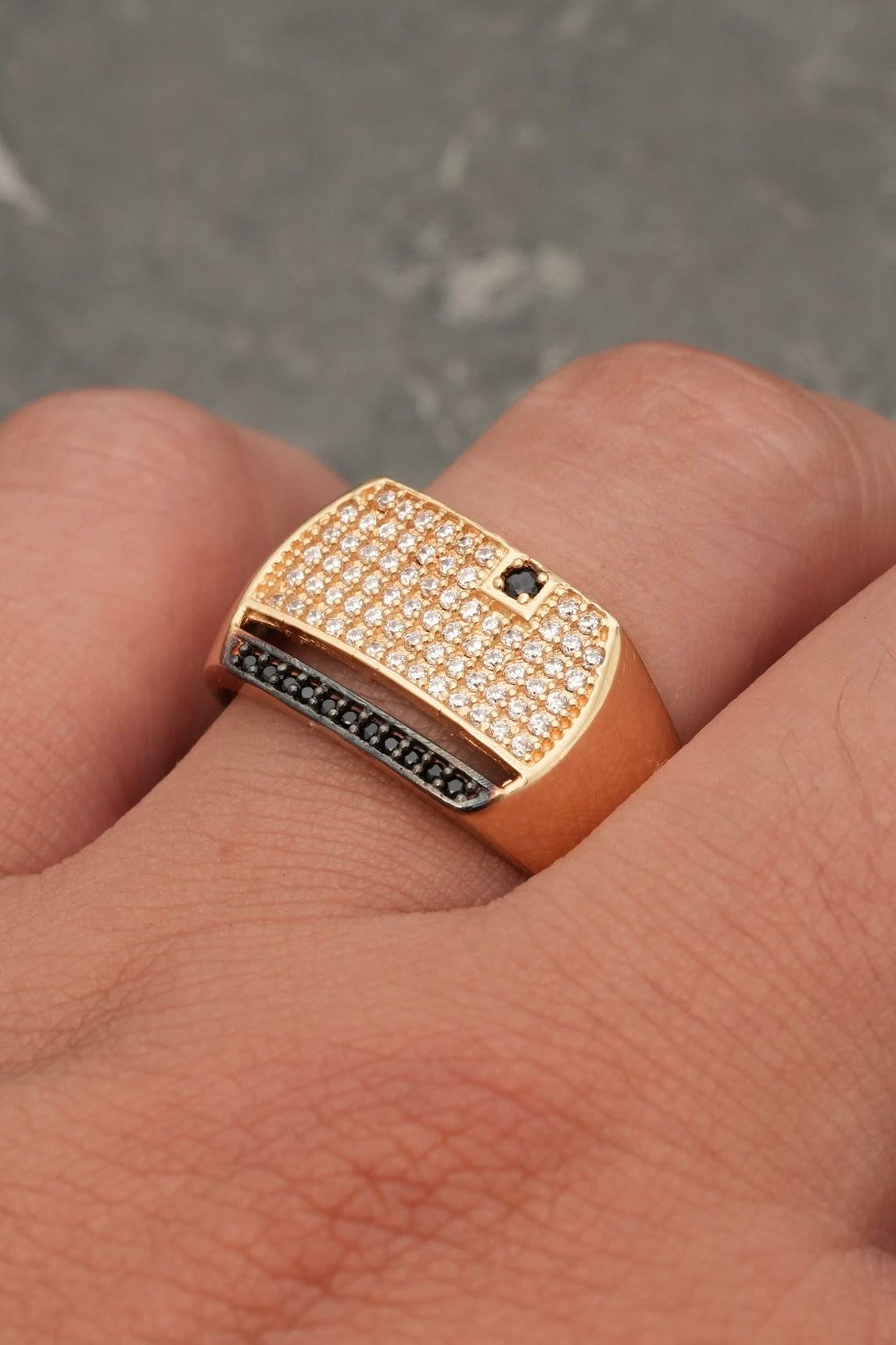 Anillo con swarovski blanco y negro 6.9gr / TALLA 11 1/2 / Oro Amarillo Nac B