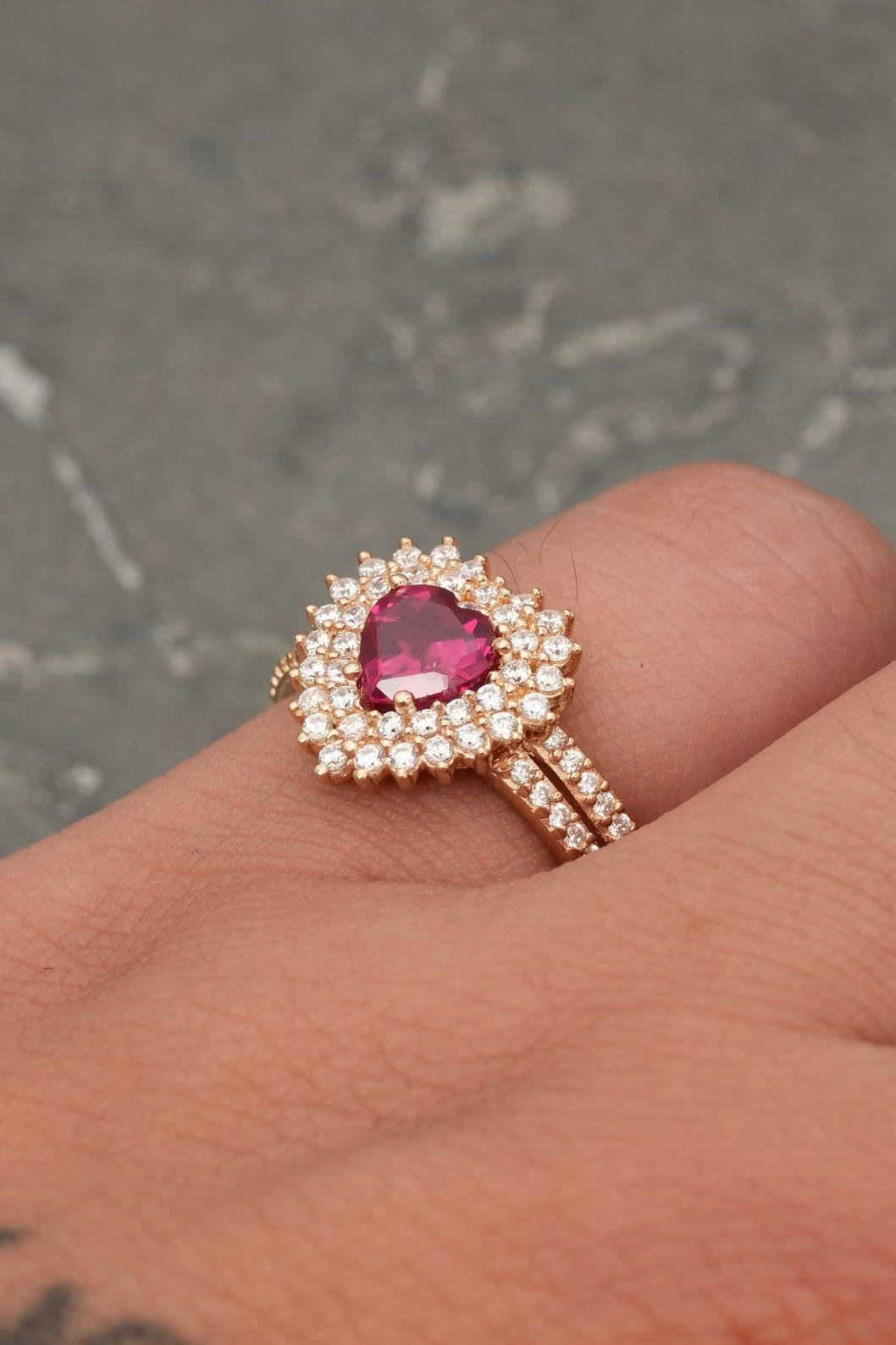 Anillo corazon con swarovski fucsia y blanco 4.1gr / TALLA 6 1/2 / Oro Amarillo Nac P