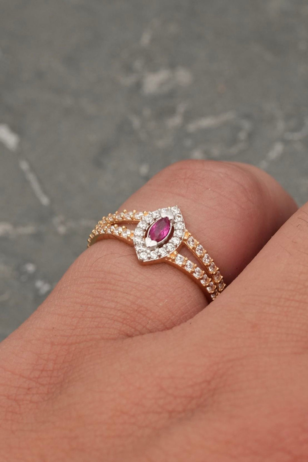 Anillo con swarovski blanco y fucsia 2.35gr / Talla 5 1/4 — Oro Amarillo