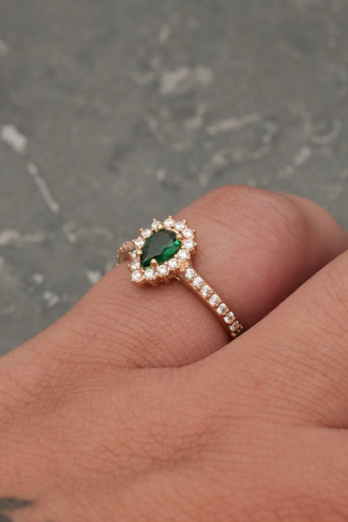 Solitario con swarovski verde y blanco 2.35gr / TALLA 6 / Oro Amarillo Nac P