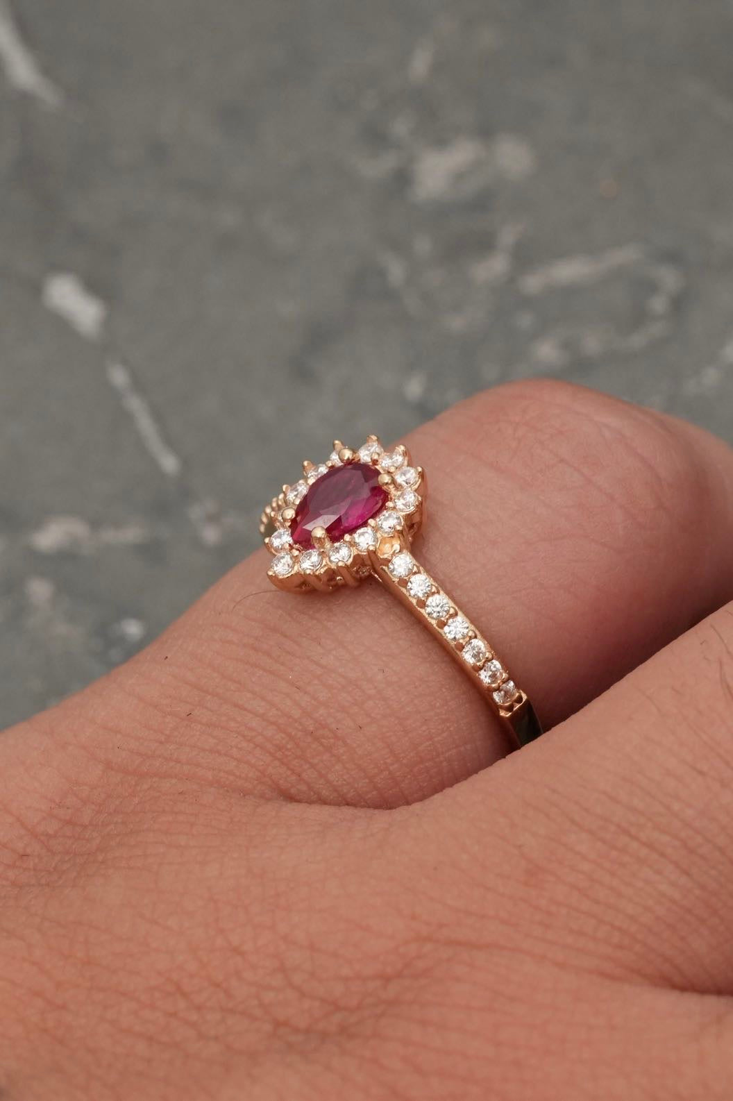 Solitario gota con swarovski fucsia y blanco 2.4gr / TALLA 6 1/2 / Oro Amarillo Nac P