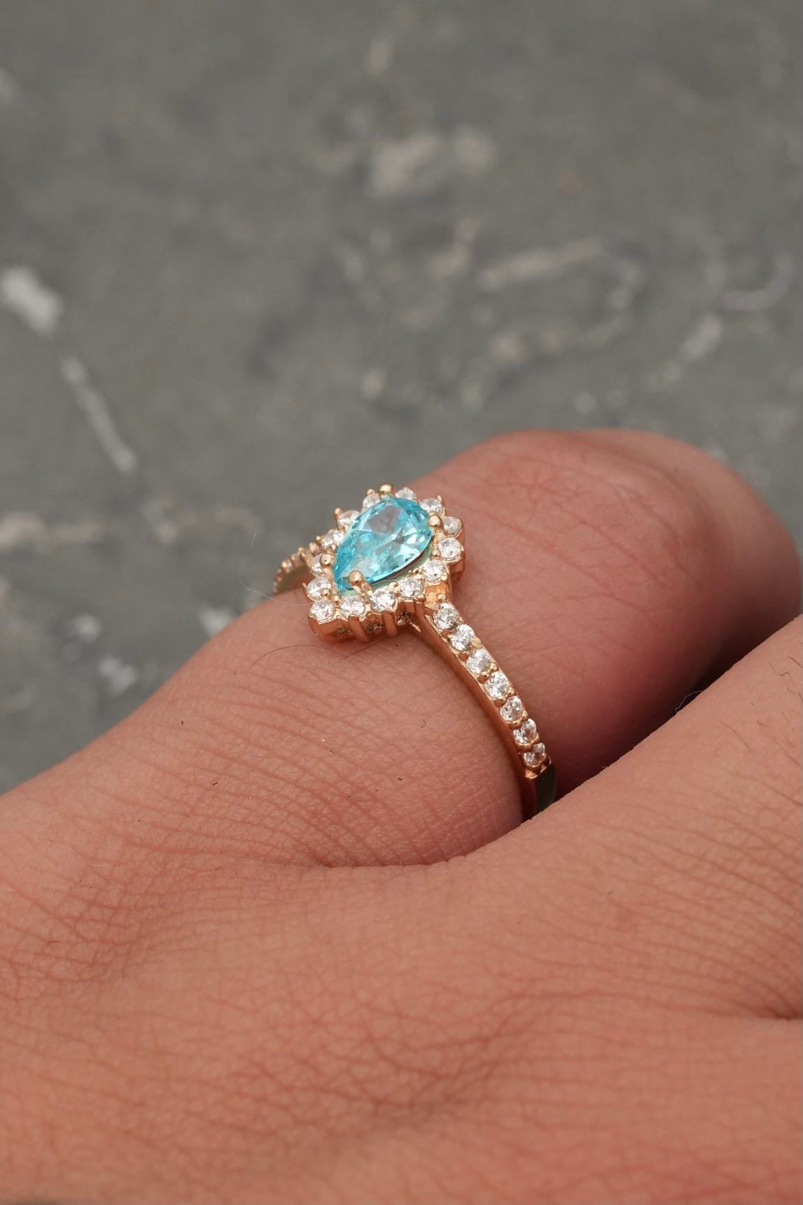 Solitario gota con swarovski blanco y azul 2.2gr / TALLA 5 / Oro Amarillo Nac B