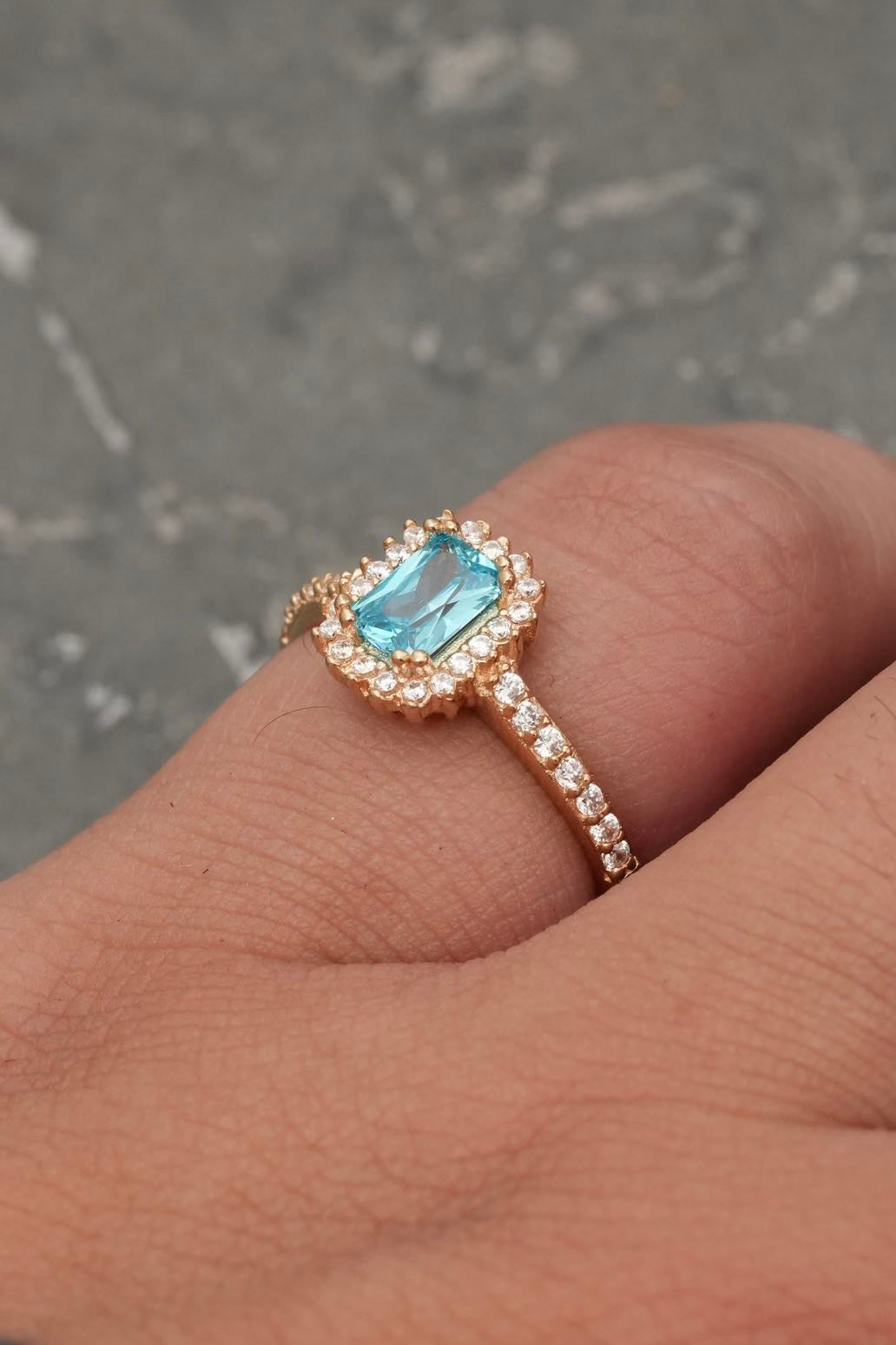 Solitario con swarovski azul y blanco 2.8gr / TALLA 6 1/2 / Oro Amarillo Nac P