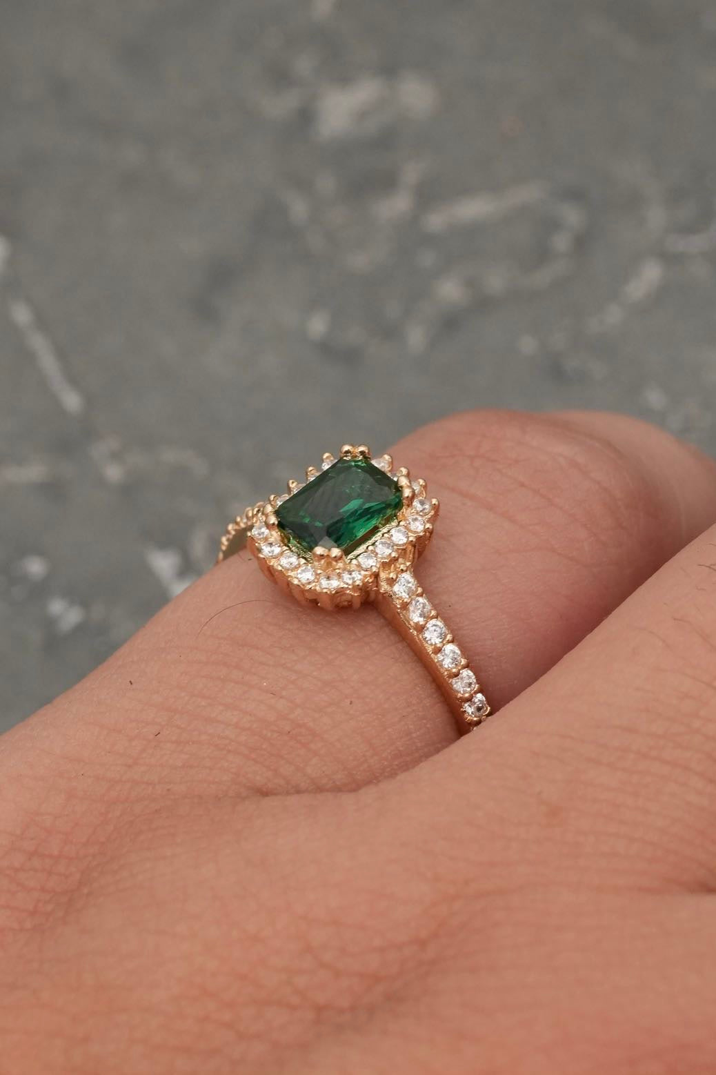 Solitario con swarovski blanco y verde 2.8gr / TALLA 6 1/2 / Oro Amarillo Nac B