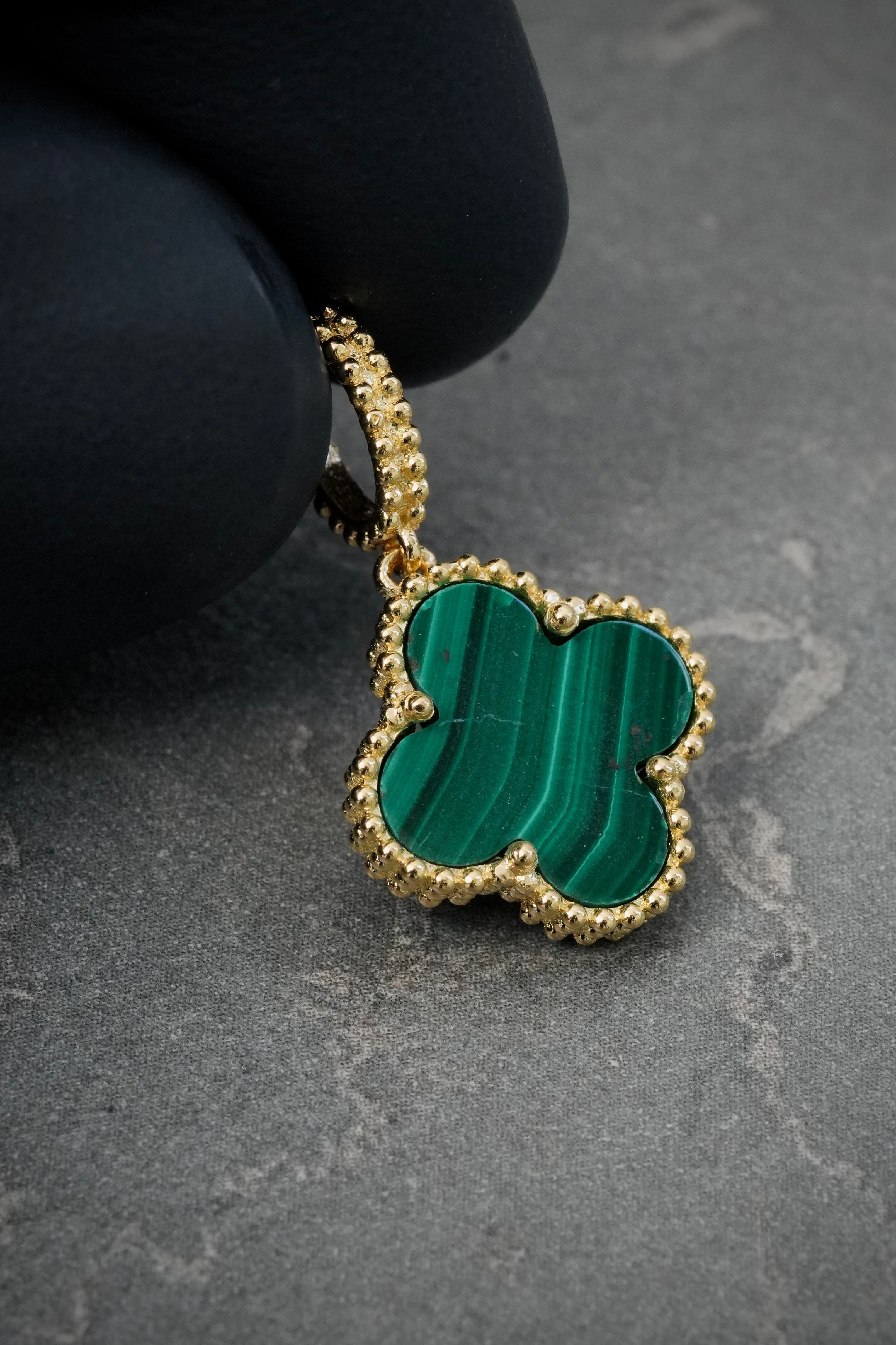 Dije Lucky Clover Piedra Verde 2.05gr / 2.3cm / 13.6mm — Oro Amarillo