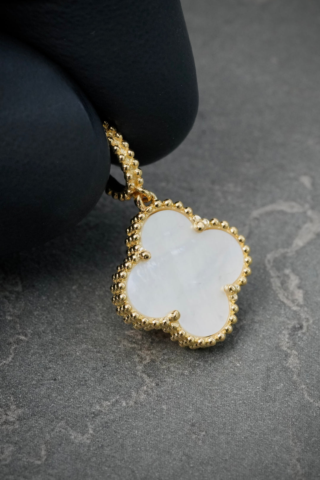 Dije Lucky Clover Piedra Blanca 1.85gr / 2.3cm / 13.8mm — Oro Amarillo