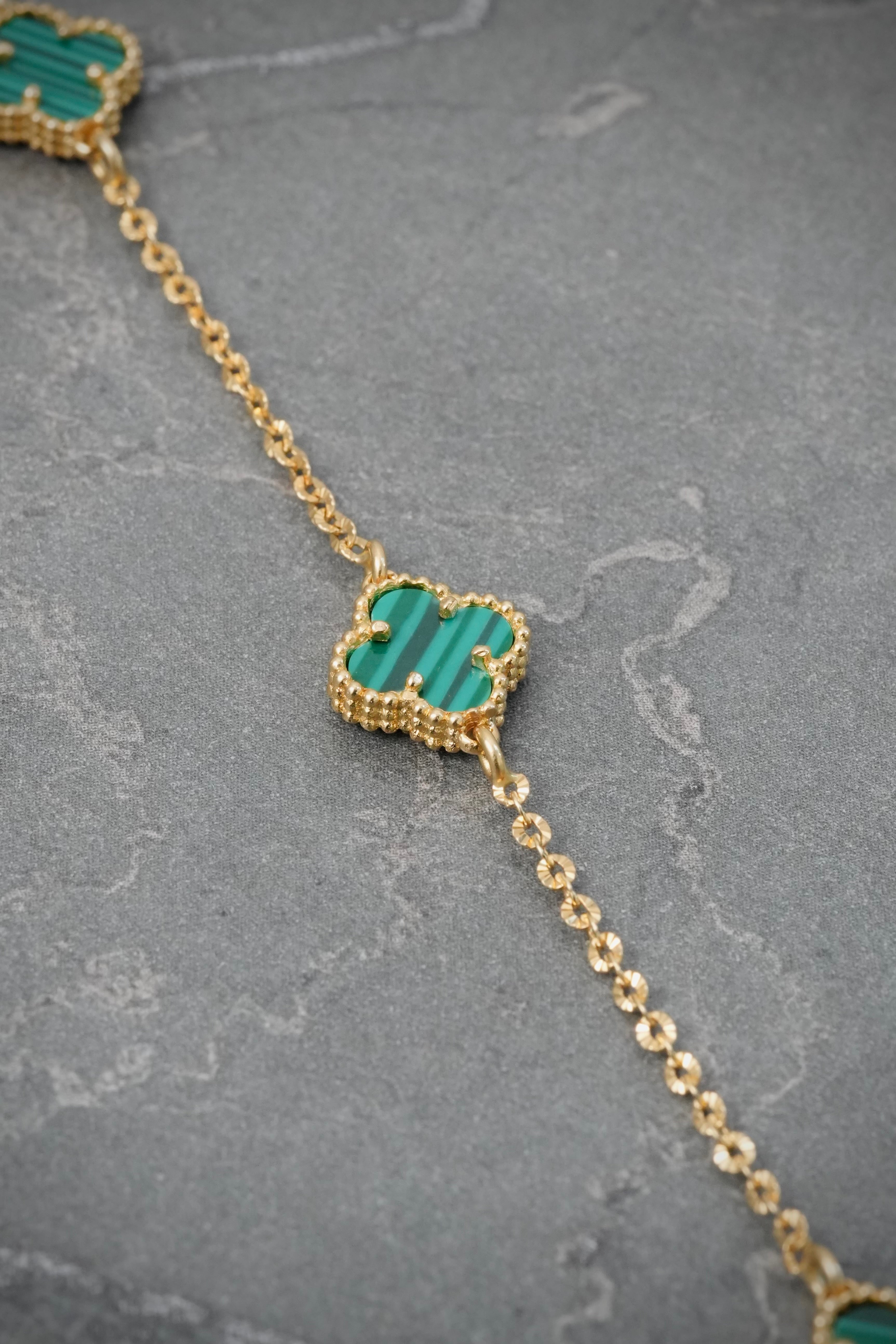 Pulso Lucky Clover Pierda Verde 4.35gr / 20cm / 9.6mm — Oro Amarillo