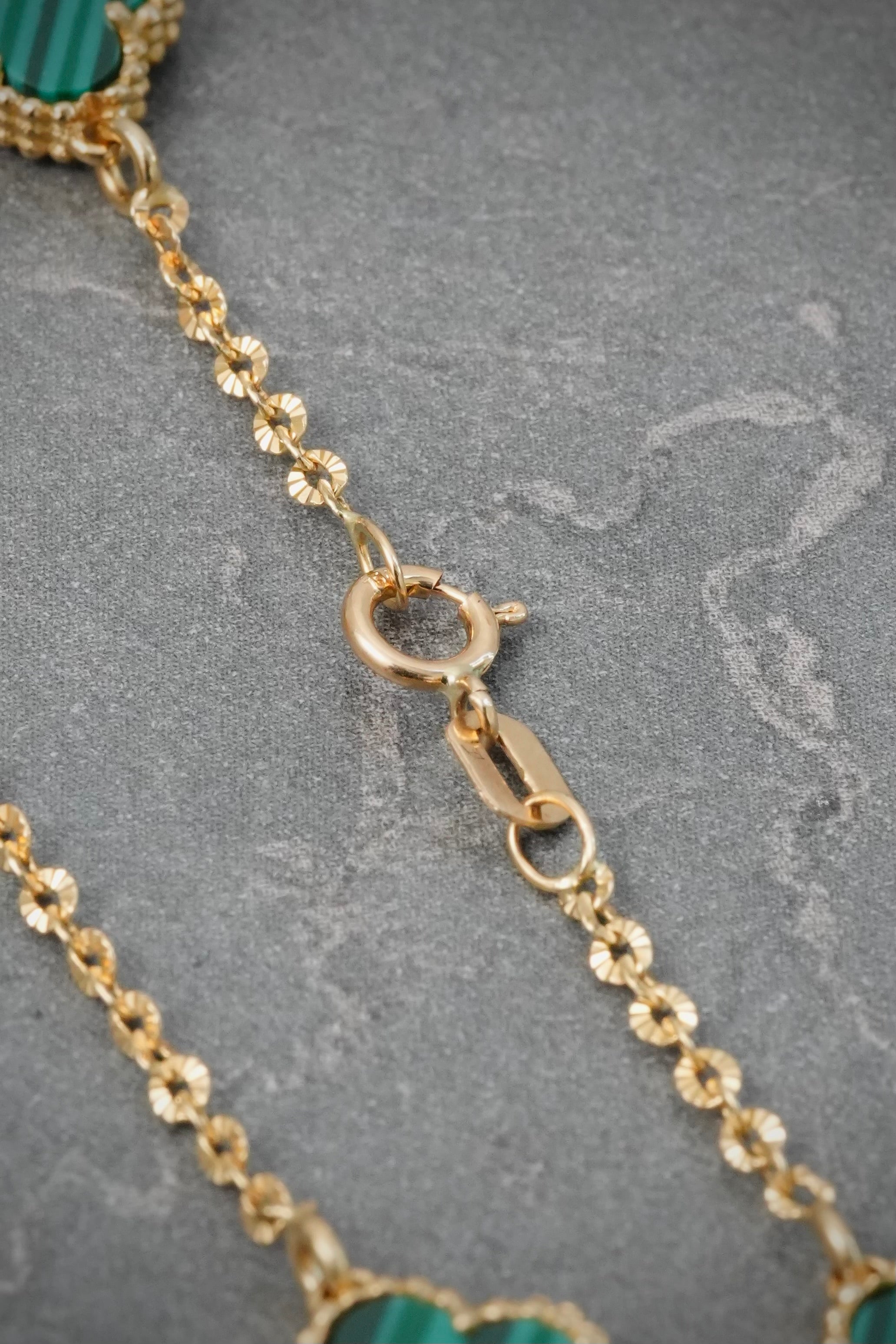 Pulso Lucky Clover con Piedra Verde 4.1gr / 18.5cm / 9.8mm — Oro Amarillo
