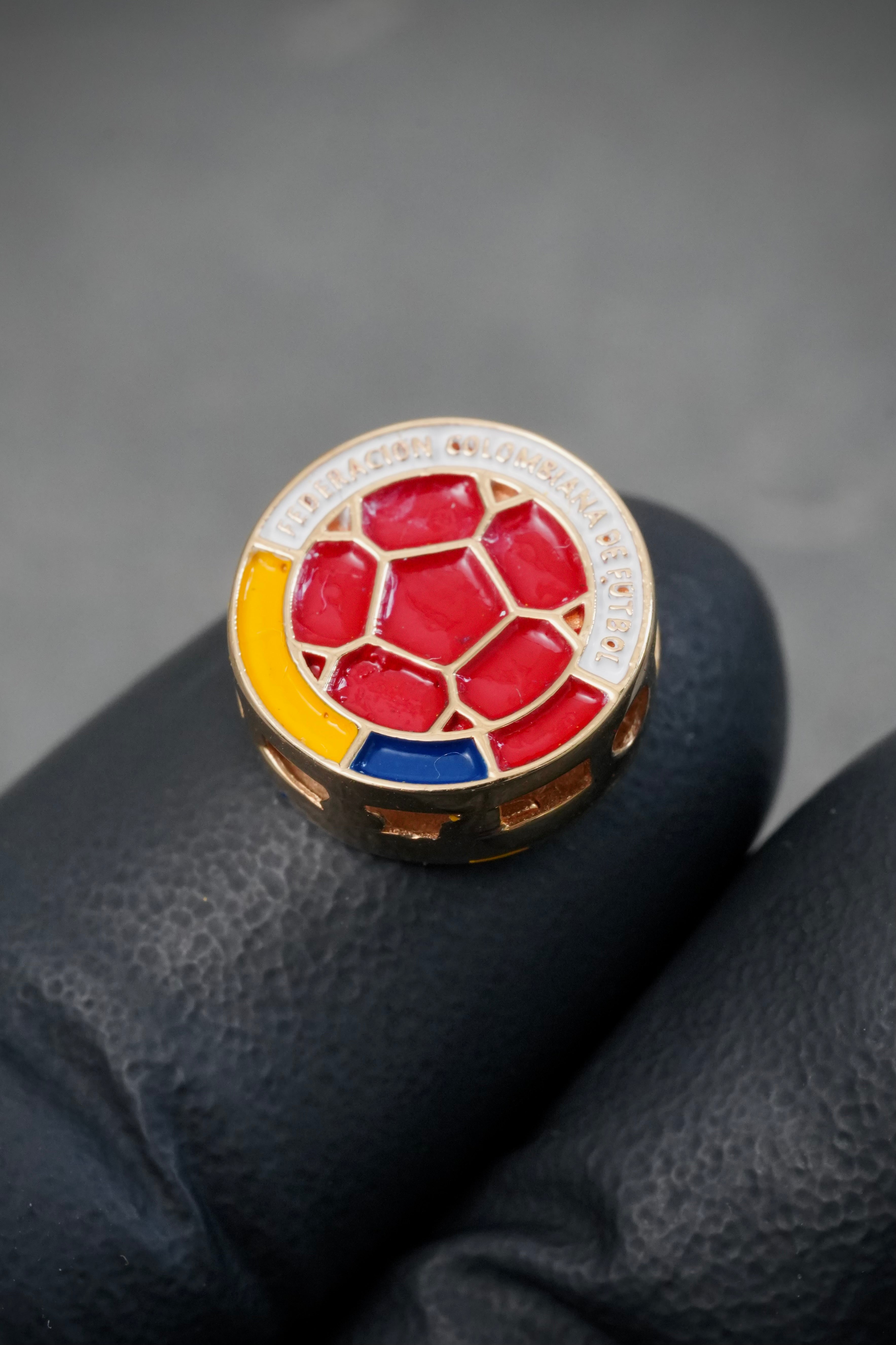 Herraje Selección Colombia 2.5gr / 1.1cm / 11.8mm — Oro Amarillo