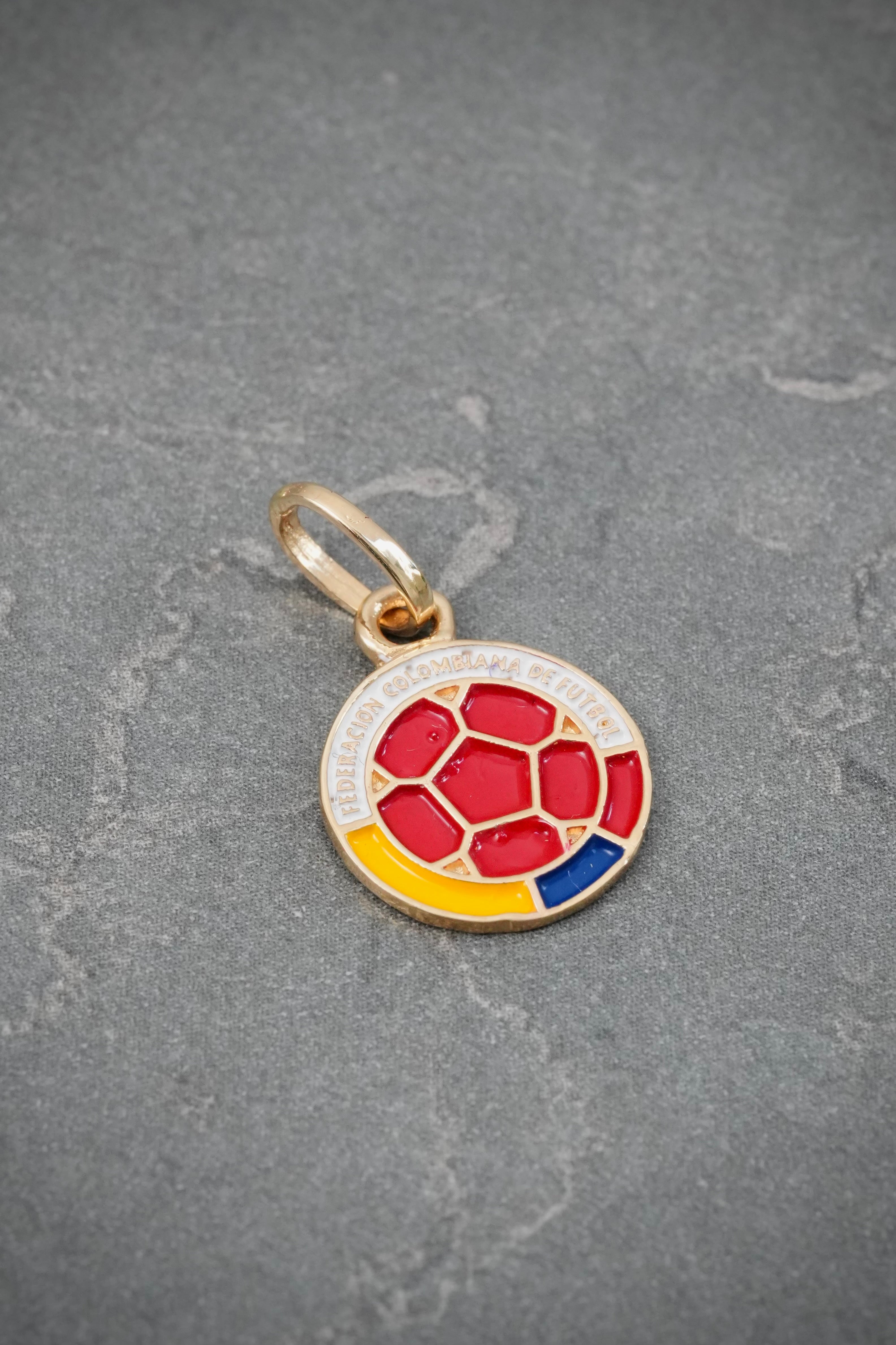 Dije Selección Colombia 1.1gr / 2cm / 11.8mm — Oro Amarillo