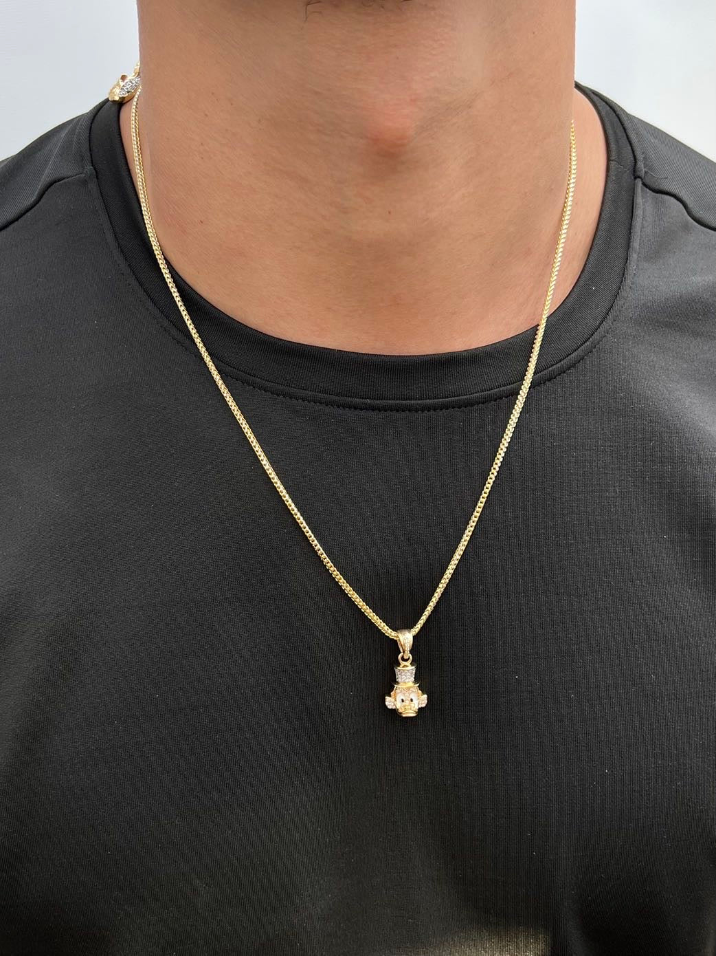 Dije tio rico con swarovski blanco 4.75gr / Largo 2.5cm — Oro Amarillo