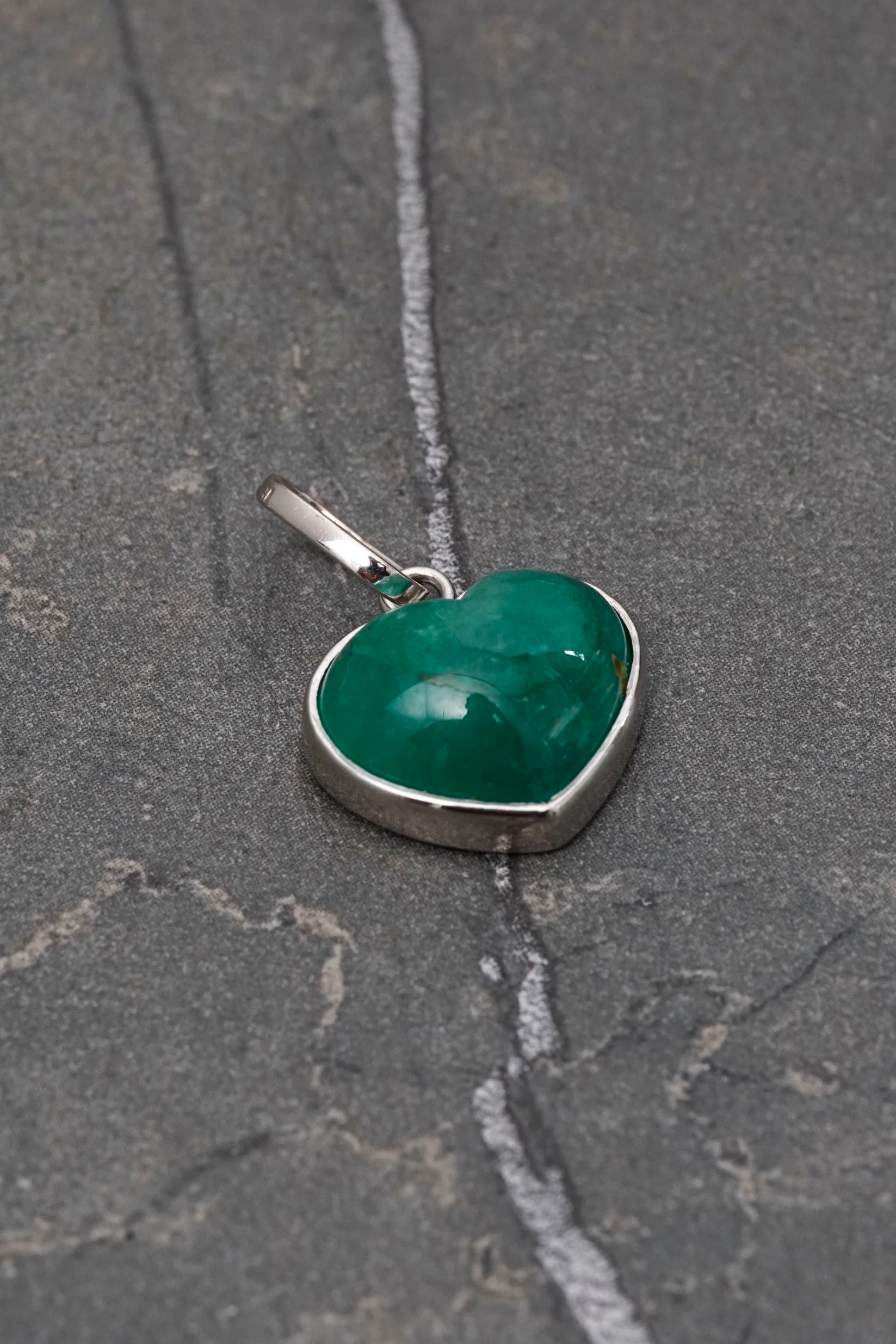 Dije corazon 300pts de esmeralda 2.9gr / Largo 2.2cm / Oro Blanco (Joya) M