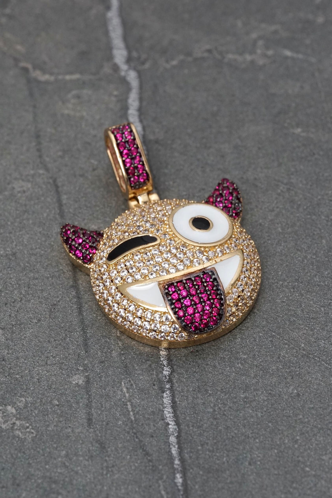 Dije emoji con swarovski fucsia y blanco 7.75gr / Largo 3.3cm — Oro Amarillo