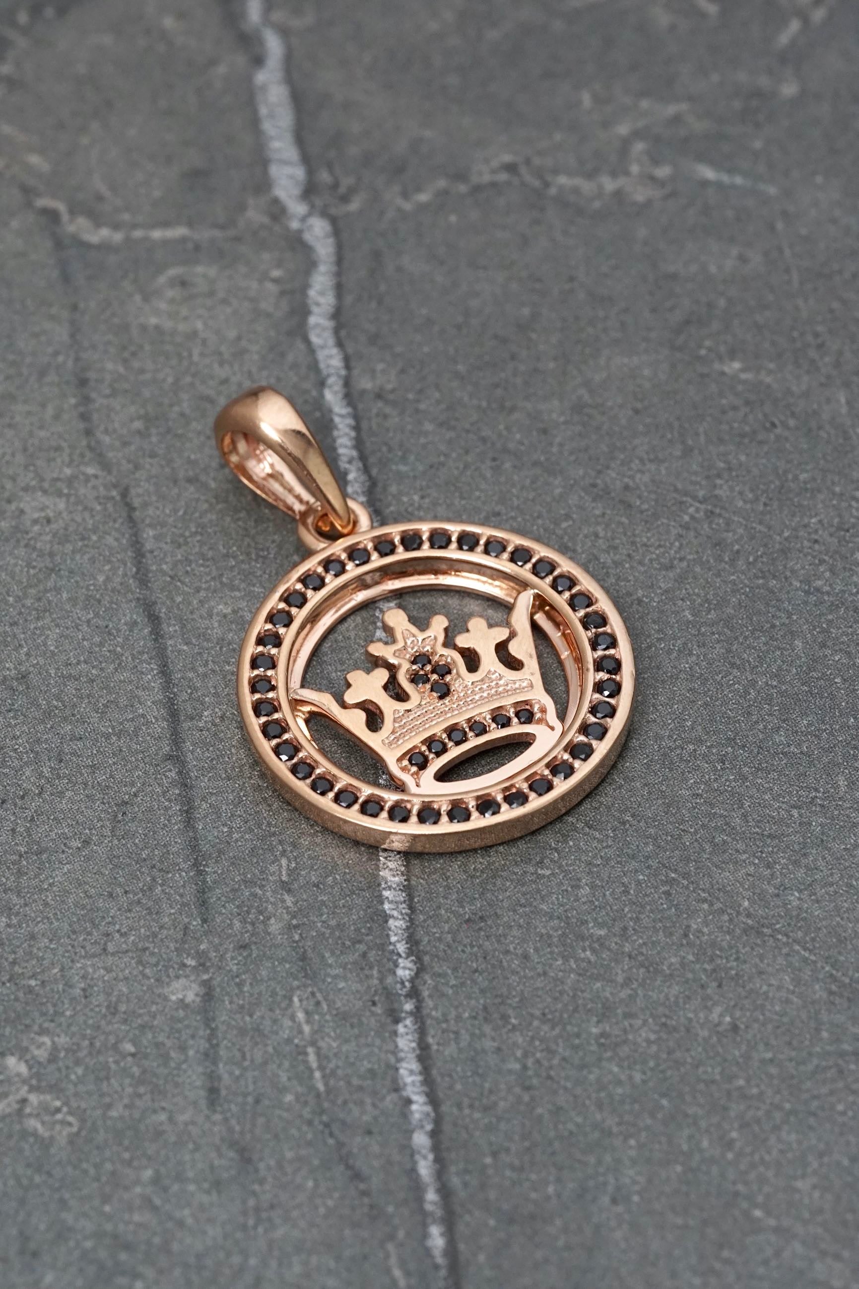 Dije corona con swarovski negro 5.1gr / Largo 3.1cm — Oro Rosado
