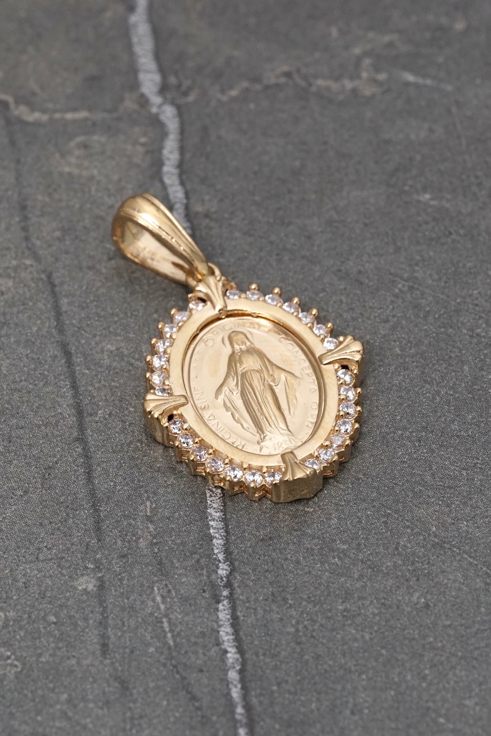 Dije virgen de la milagrosa con swarovski blanco 4.95gr / Largo 3.3cm — Oro Amarillo
