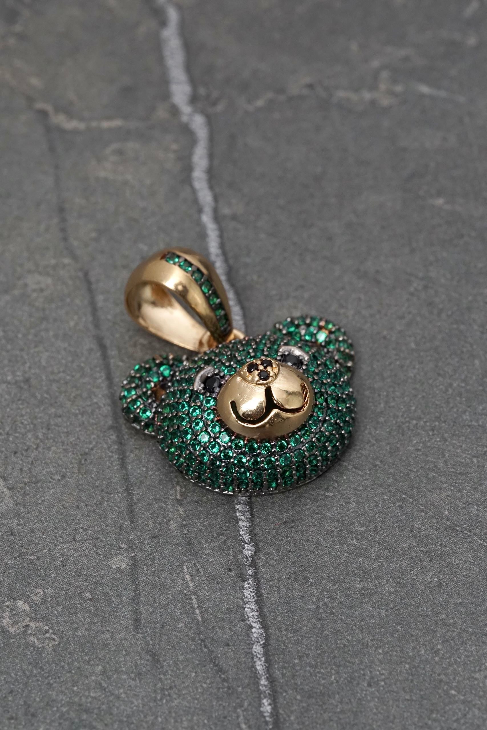 Dije oso con swarovski verde 5.25gr / Largo 2.5cm — Oro Amarillo