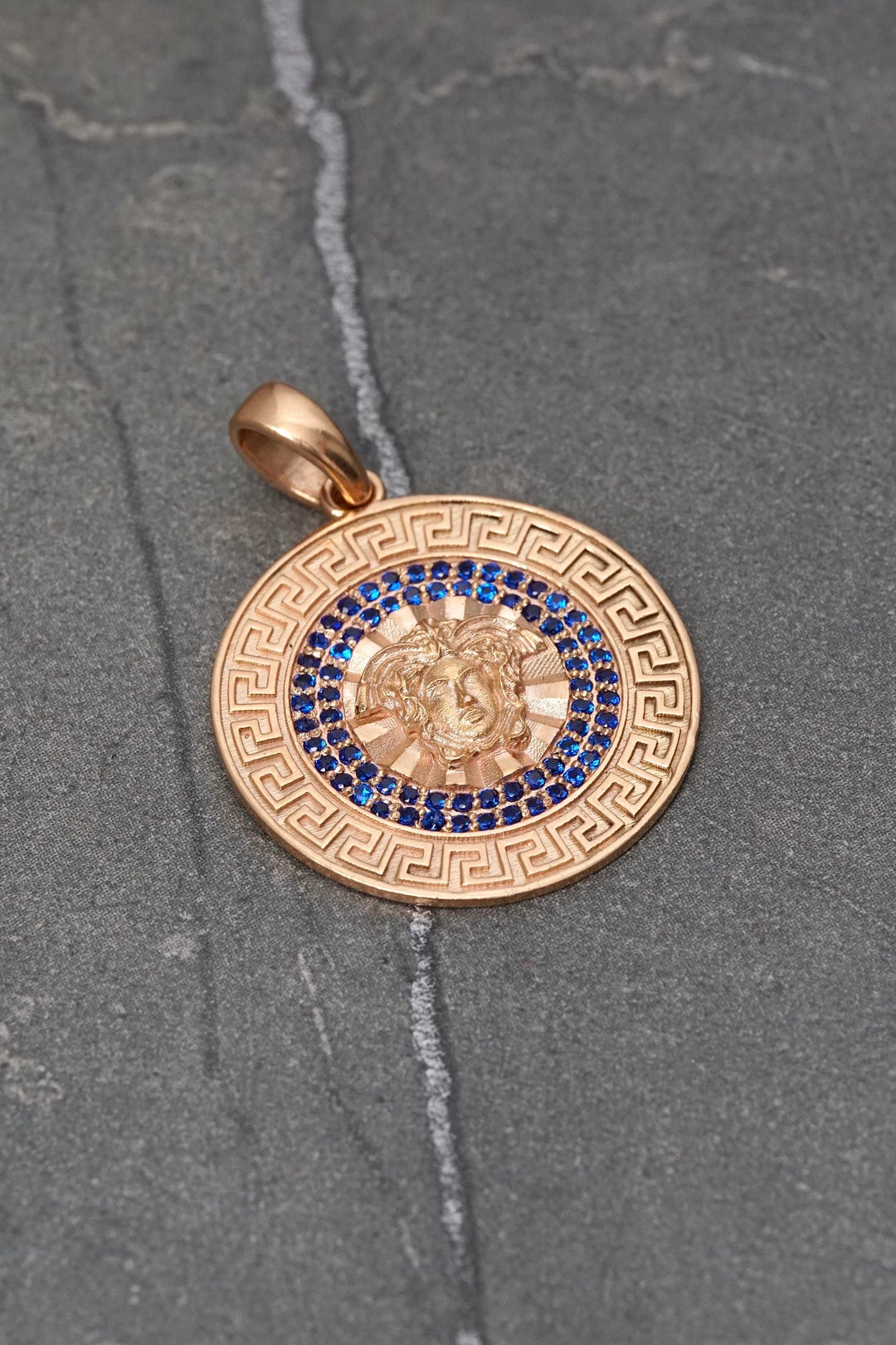 Dije medusa con swarovski azul 5.75gr / Largo 3.1cm — Oro Rosado