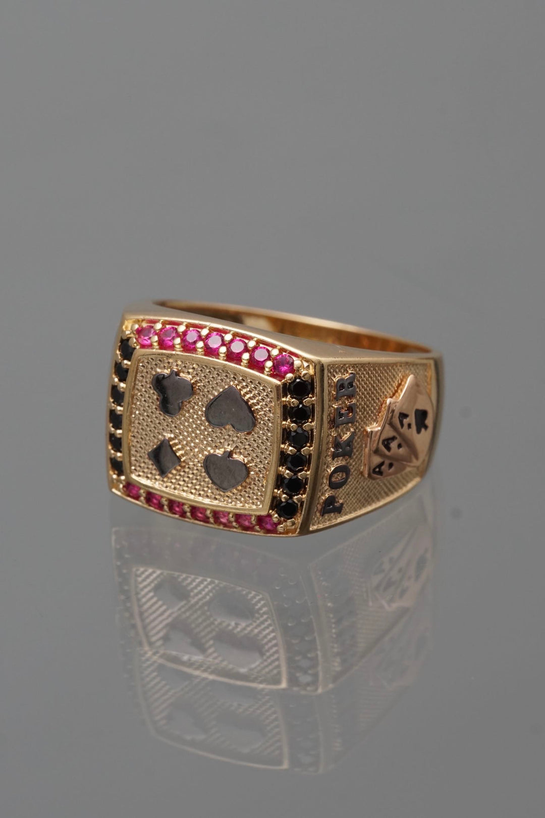 Anillo poker con swarovski fucsia y negro 8.95gr / Talla 9 1/4 — Dos Oros