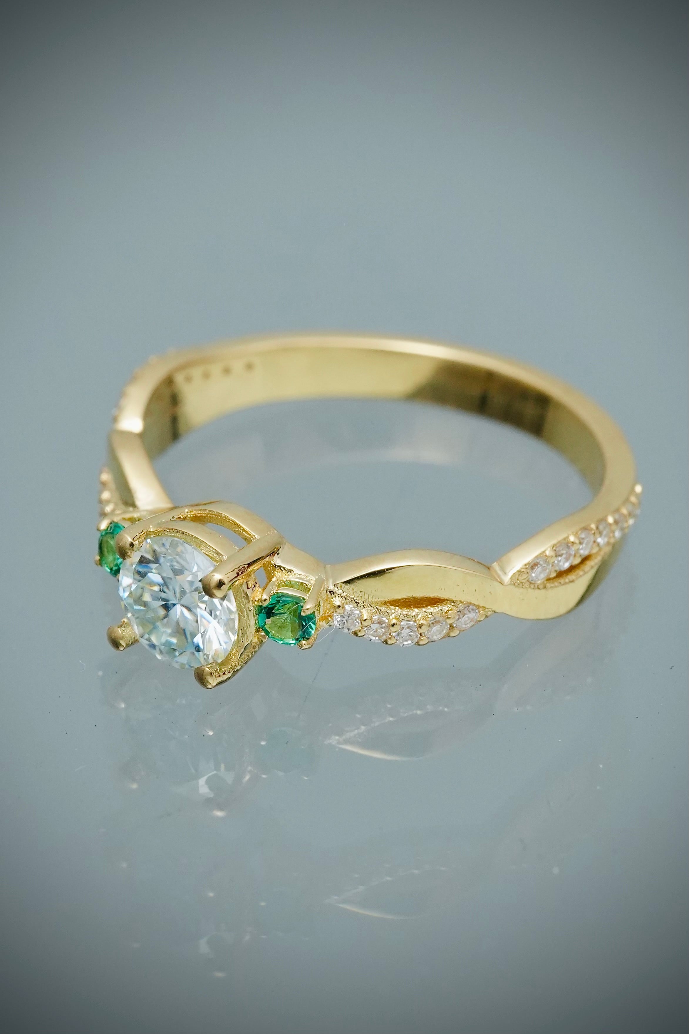 Solitario con 63pts de moissanitas 2.95gr / TALLA 6 1/4 / Oro Amarillo (Joya) B