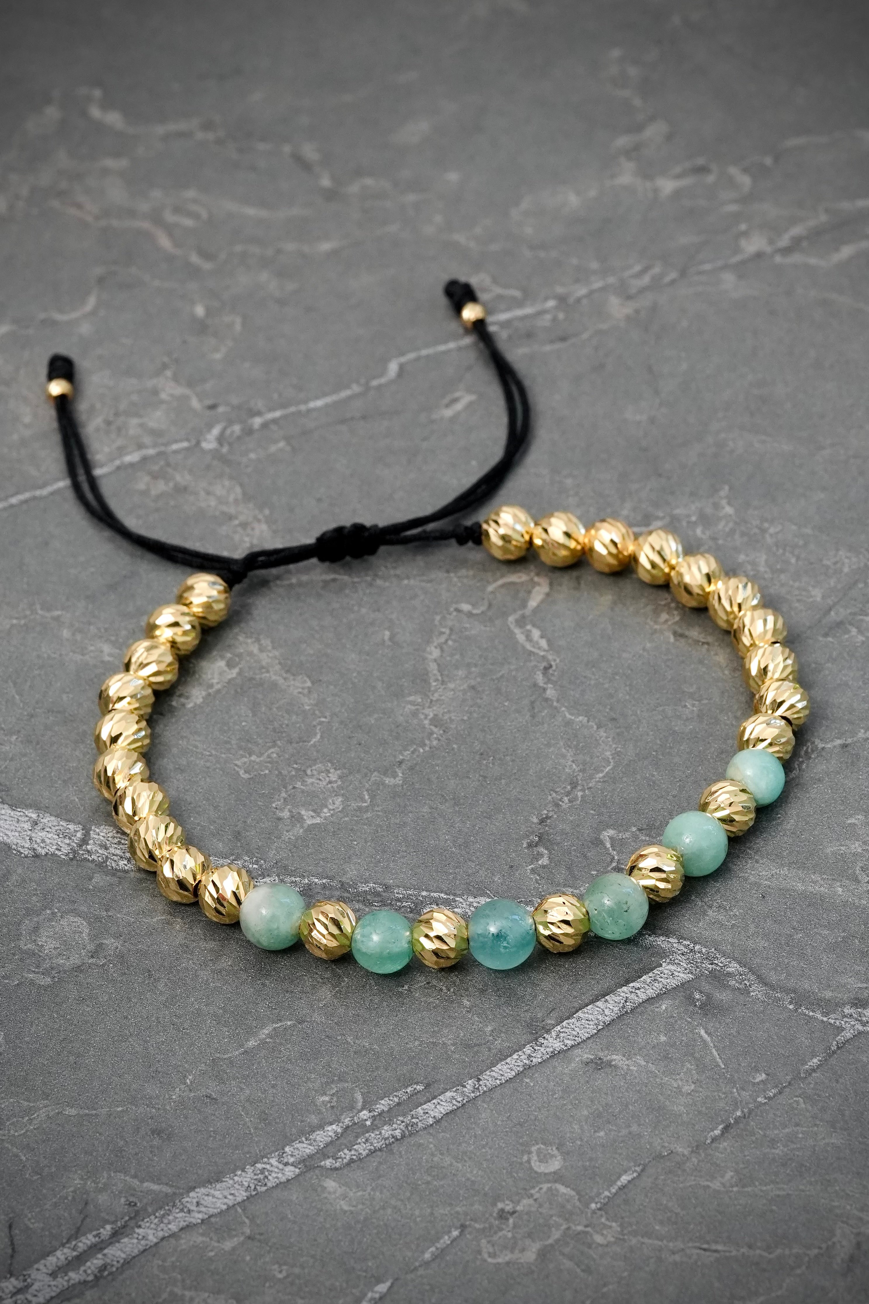 Pulsera en hilo negro con bolas diamantadas y morrallas 4.45gr / Oro Amarillo (Joya) M