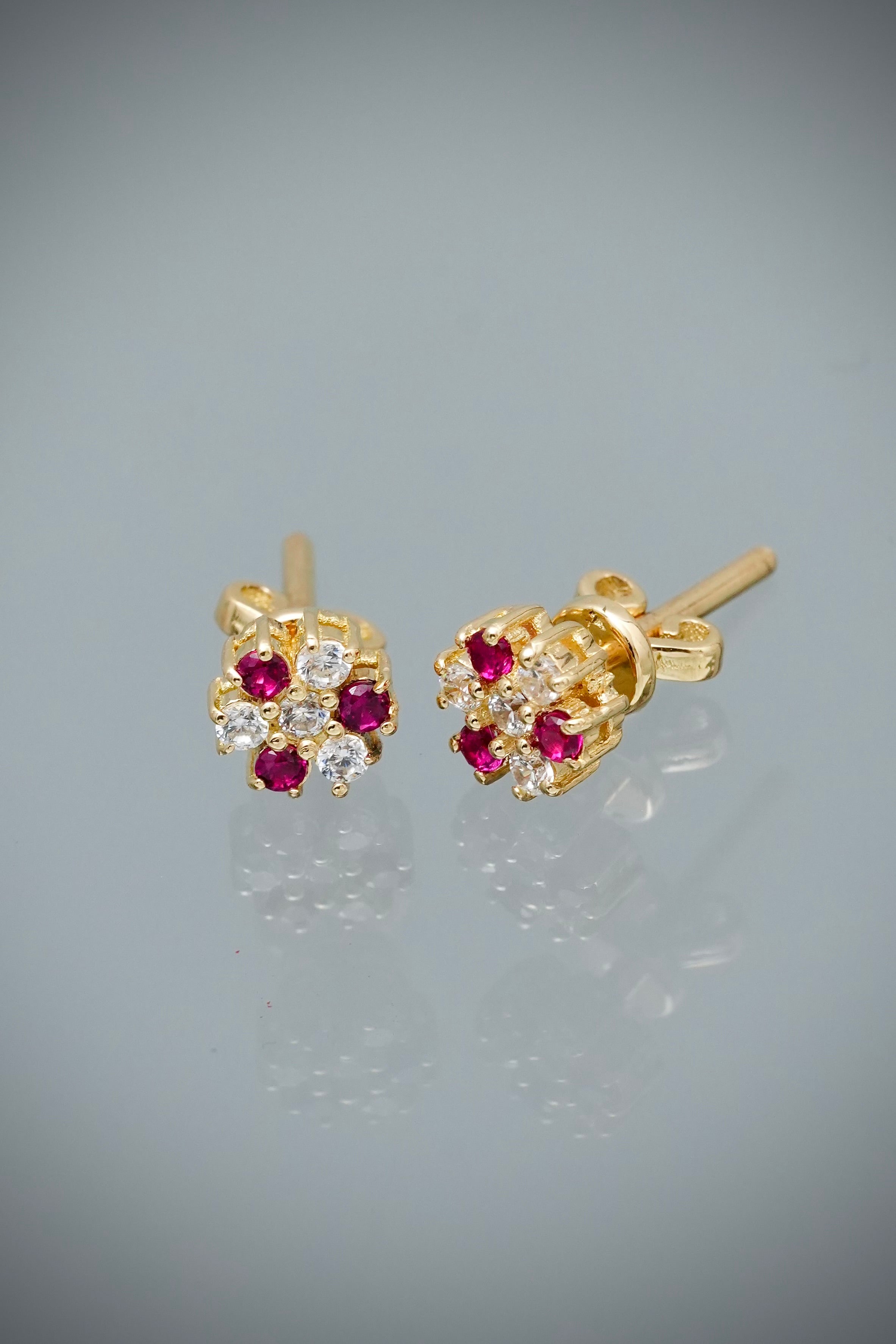 Topos flor con swarovski fucsia y blanco 1.55gr / Largo 0.5cm — Oro Amarillo