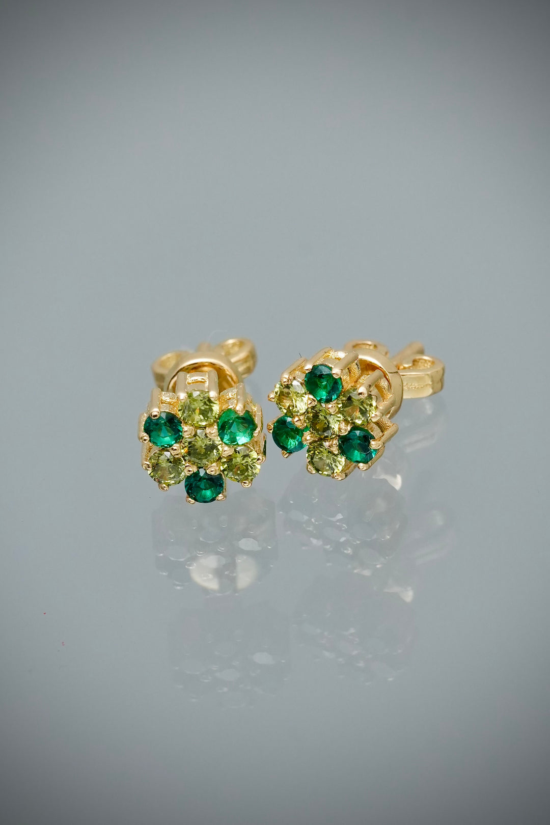 Topos flor con swarovski verde 2.2gr / Largo 0.6cm — Oro Amarillo