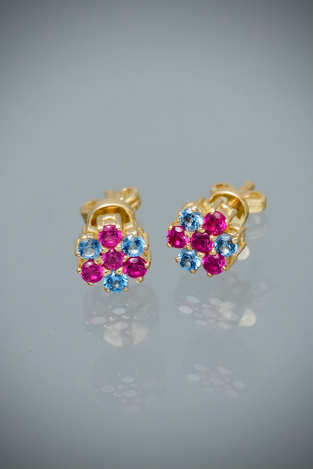 Topos flor con swarovski fucsia y azul 2.2gr / Largo 0.6cm — Oro Amarillo